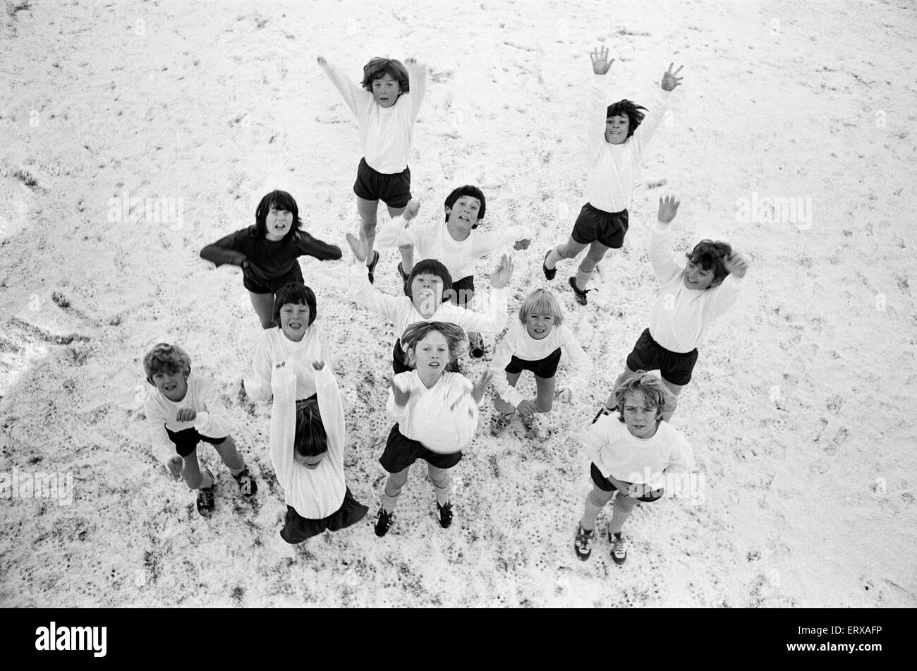 Wenig Downham-jungen-Team, bestehend aus 10 jährigen von Downham Foeffees Junior School, in der Nähe von Ely, Cambridgeshire, 2. Dezember 1973. Daily Mirror Schulmannschaft des Monats für November. Das Team von Direktor Tony Hurlin trainiert, selten gewinnen ein Spiel, aber h Stockfoto