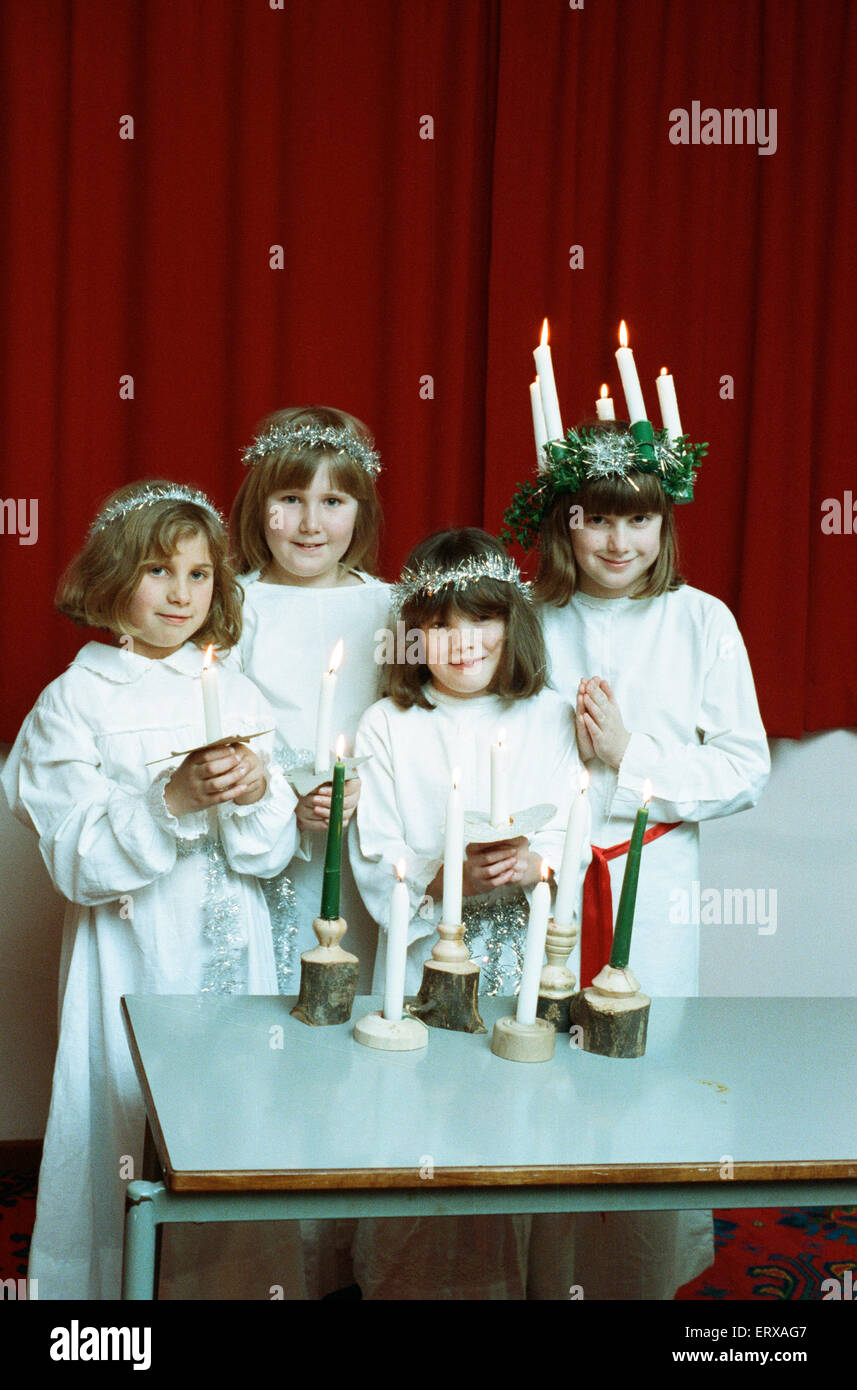 Kirklees Anglo skandinavische Gesellschaft feiert Luciafest (Heilige Lucia Tag) in der Stocksmoor Village Hall.  16. Dezember 1991. Stockfoto