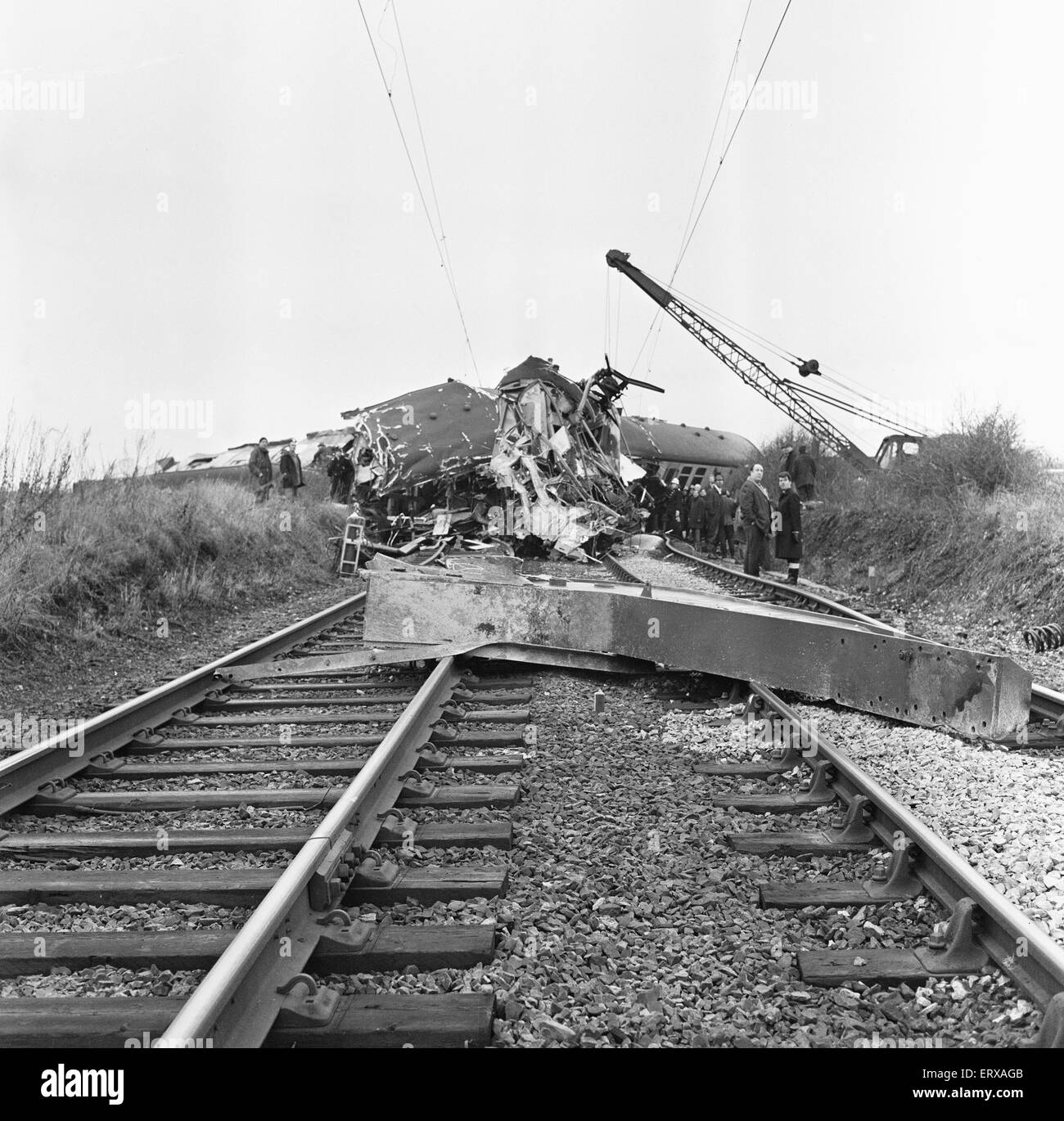 Hixon Schiene Abbruch ereignete sich am 6. Januar 1968 wenn auf kürzlich installierte automatische Bahnübergänge an Hixon, Staffordshire, England trainieren ein Tieflader Transporter mit ein elektrischen Transformator 150 Tonne von der 11.30 Intercity von Manchester nach Euston ausdrücklich getroffen wurde. Elf Menschen wurden getötet, mit 45 verletzt; sechs von ihnen schwer. Die bemerkenswert niedrigen Zahl der Todesopfer in diesem high-Speed-Kollision wurde durch die robuste Stahlkonstruktion für die Trainer und die erste Klasse Wagen an der Front, nur leicht belegt.  Unser Bild zeigt: Die Überreste der Lokomotive in denen drei d Stockfoto