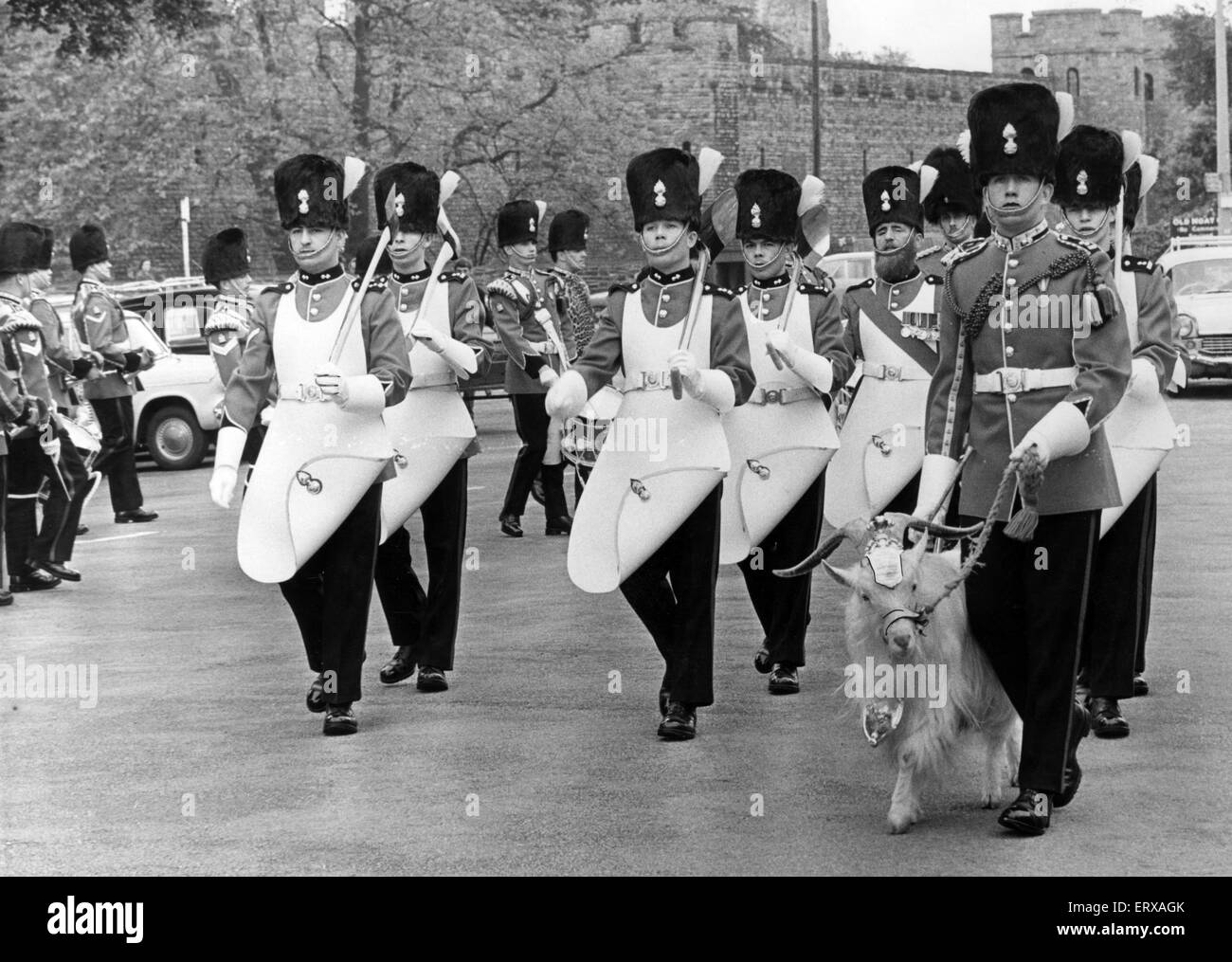Die Band and Drums of Royal Welsh Fusiliers März vorbei Lord Mayor of Cardiff Ald. J R Lyons, als er den Gruß außerhalb der City Hall, Cardiff, Wales, 27. Mai 1968 nahm. Die Füsiliere sind South.Wales mit einer PR-Ausstellung auf Tour. Billy der Ziege leitet die Parade. Stockfoto