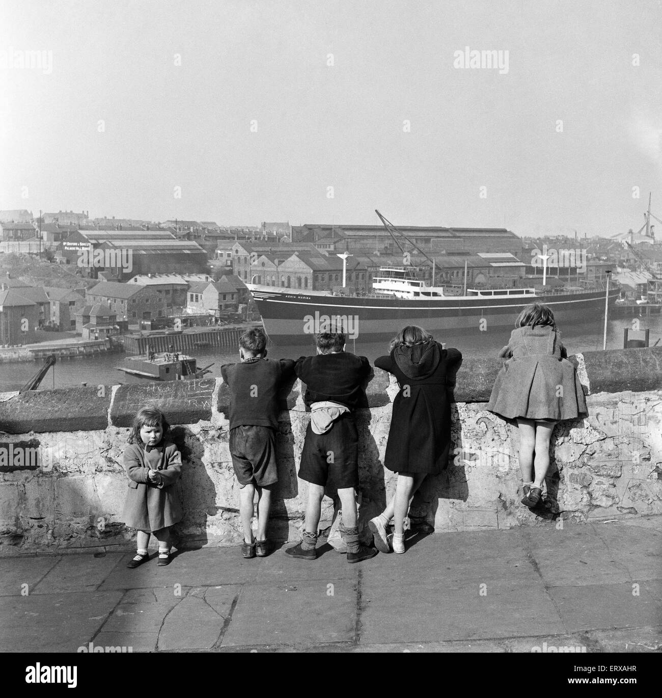 Kinder bei den Fluss Wear, County Durham, an dem viele Schiffe gebaut wurden. 28. April 1954. Stockfoto