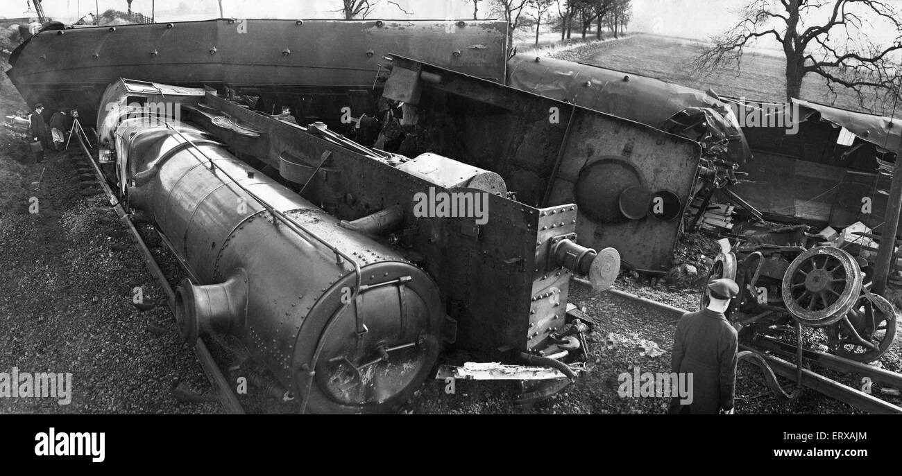 Die Szene nach der Kollision zwischen der 1.50 Uhr express Güterzug aus Woodford, Mottram, Reisen auf der Down-Linie und der 22:23 express Personenzug von York nach Swindon auf dem Vormarsch.  Zwei der 18 Passagiere im Zug wurden leicht verletzt. und der Fahrer A.L.L. Jones am Motor gefangen war und erhielt Unfälle mit tödlichem Ausgang; seine Feuerwehrmann und zwei andere Mitglieder des Zugpersonals und die Garde der Güterzug, litt unter Schock. 11. Februar 1961 Stockfoto