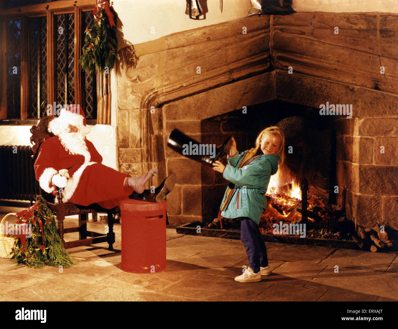 Ziehen Sie das andere es Schlittenglocken drauf hat! Wenn Sie haben, um Geschenke für Millionen von Kindern auf der ganzen Welt zu liefern, dauert das Alter Schuhleder ein bisschen ein Stampfen. Damit Santa als Sechsjähriger gelindert wurde beschlossen, Hayley Jameson Hand anlegen Stockfoto