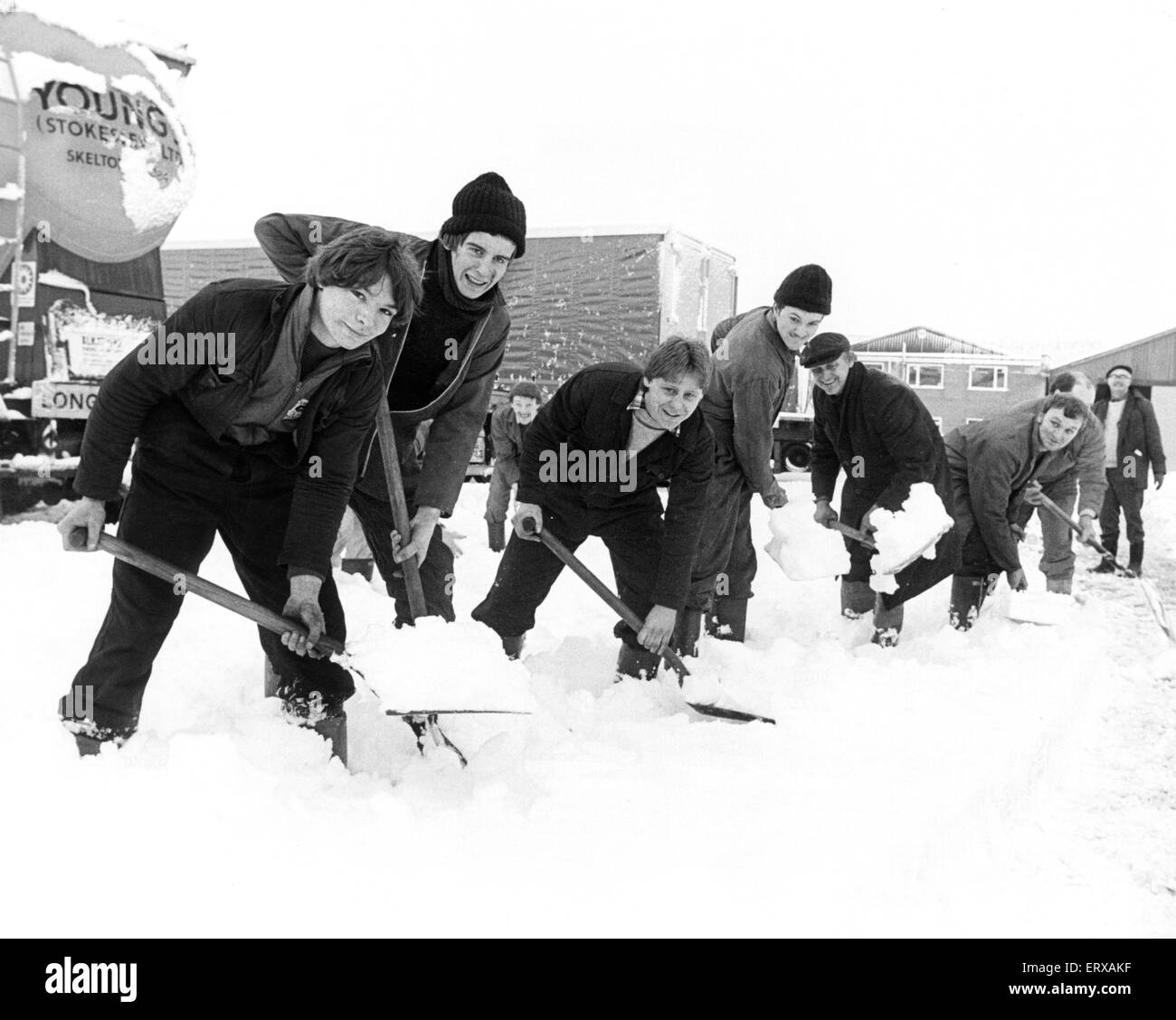 Es wurde benutze Schaufeln, um sich aus dem Schnee zu graben. Middlesbrough. 14. Dezember 1981. Stockfoto
