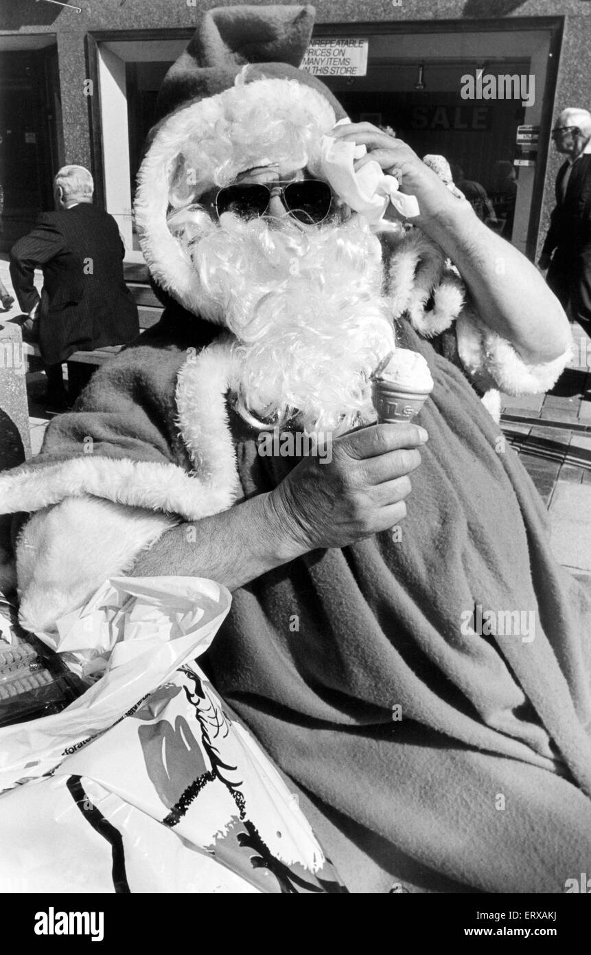 Weihnachtsmann in Cleveland Zentrum mitten im Sommer, einen Weihnachtsmann-Heim-Service für die Weihnachtswoche, wo Santa Ihre Kinder zu Hause einen Sack mit Leckereien besucht zu fördern. Middlesbrough, 1. August 1986 Stockfoto