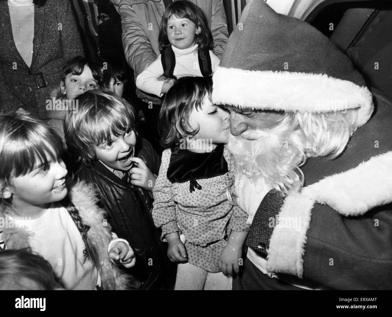 Santas Grotte, Howells Kaufhaus, St Mary Street in Cardiff, Wales. 12. November 1981. 3 Jahre alte Elissa Dicks trifft Weihnachtsmann. Stockfoto