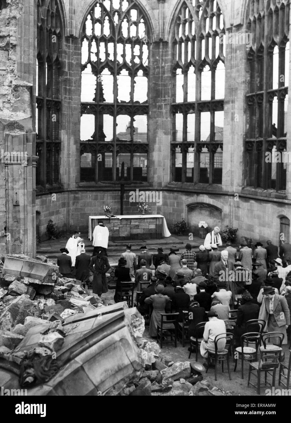 Der Bischof von Coventry unter den acht Uhr Heilige Kommunion-Service in den Ruinen von Coventry Cathedral, auch bekannt als St.-Michael Kathedrale.  Die Kathedrale wurde fast zur Zerstörung während der Coventry Blitz am 14. November 1940 bombardiert. 1. Juni 1941. Stockfoto