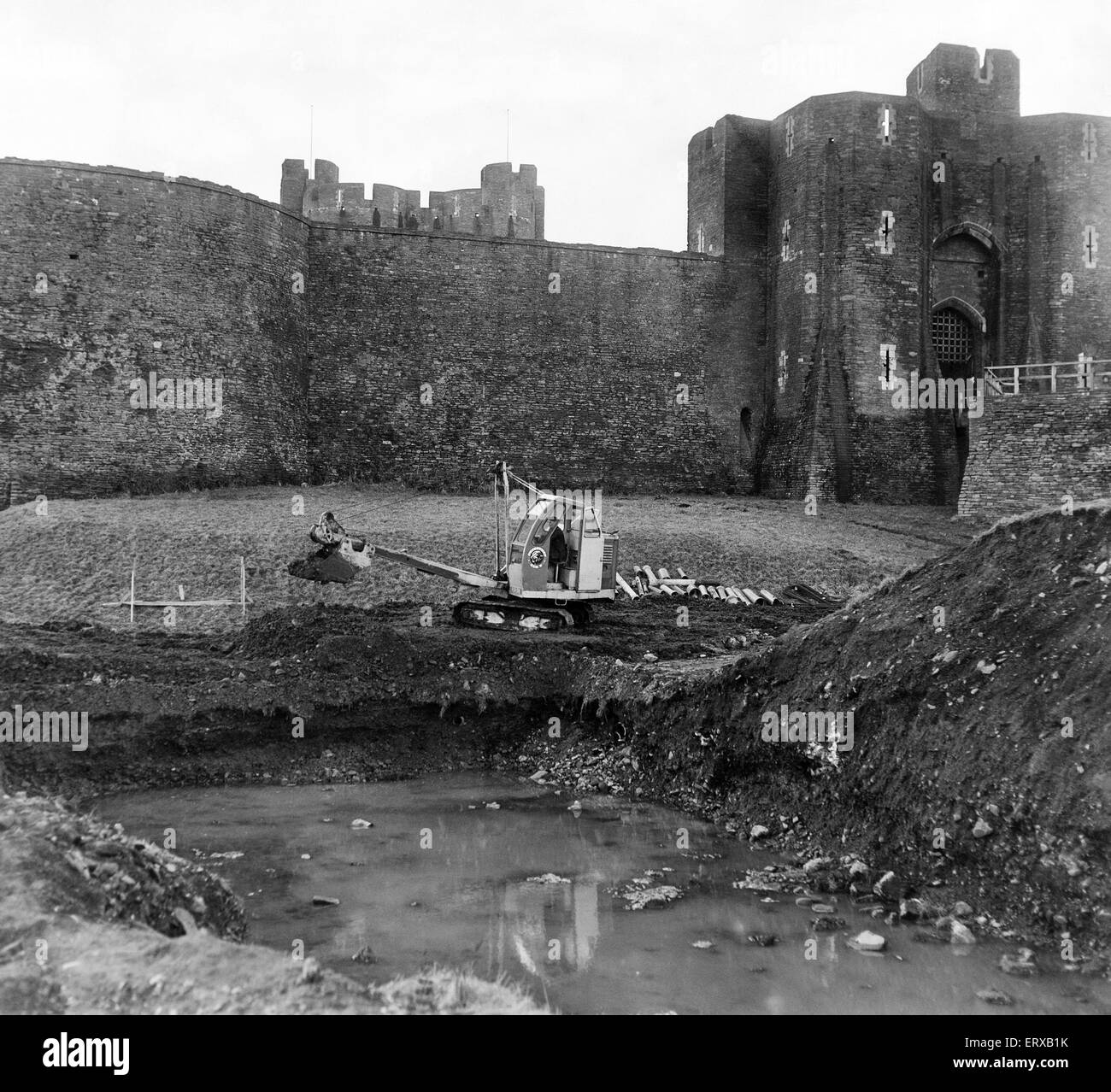 Caerphilly Castle, eine mittelalterliche Festung in Caerphilly in Südwales. 18. Januar 1962. Arbeiten Sie im Bild, stattfinden, den Graben zu verlängern. Stockfoto