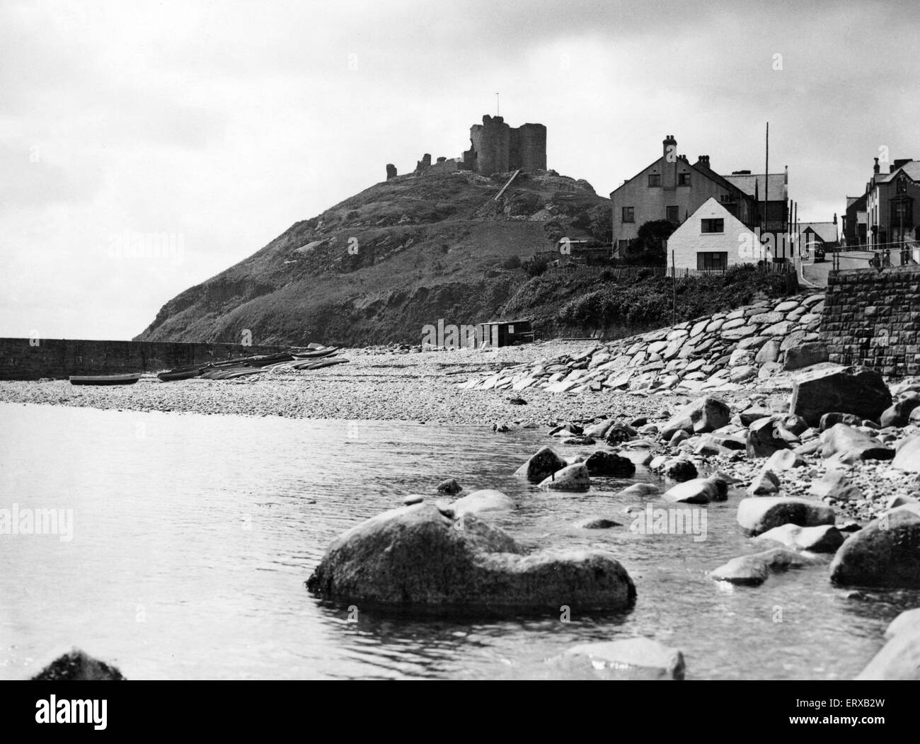 Criccieth Burg auf der Landzunge zwischen zwei Stränden in Criccieth, Gwynedd in Nordwales, auf einer felsigen Halbinsel mit Blick auf Tremadog Bucht. Um 1950. Stockfoto