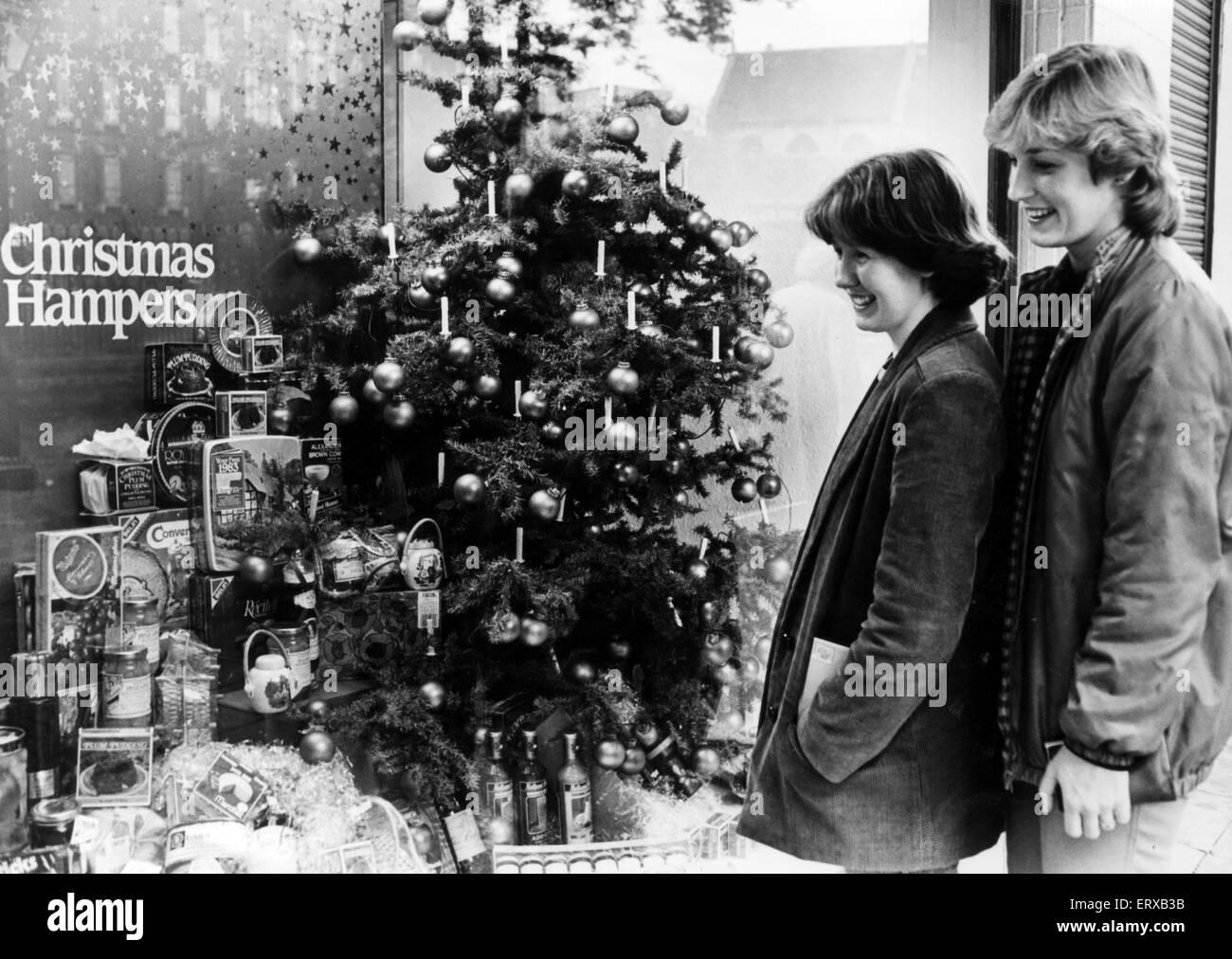 Weihnachten Geschenkkörbe, zum Verkauf an Howells Kaufhaus, Cardiff, Wales, 21. Oktober 1982. Stockfoto