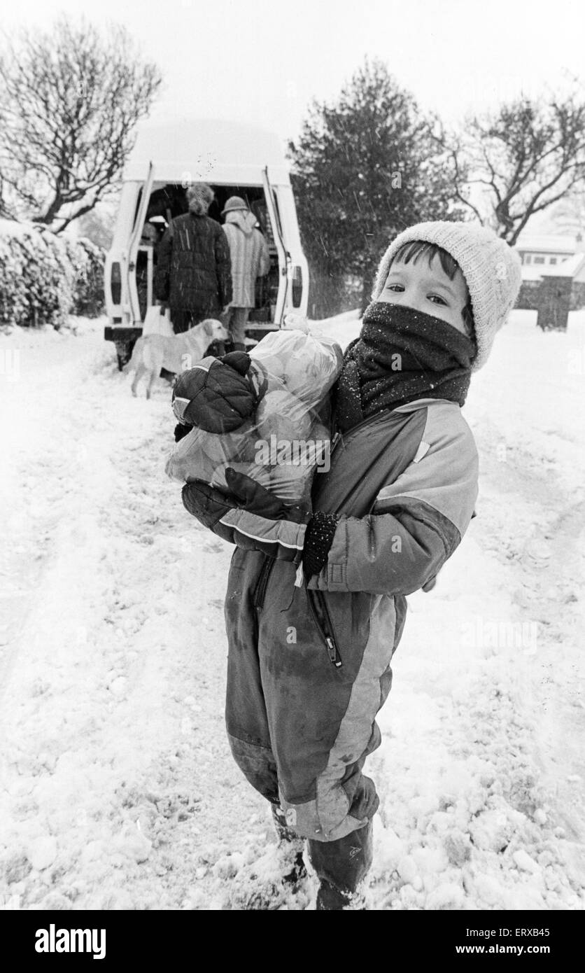 John Martin im Alter von 3, sammelt Vorräte aus dem mobilen Shop vor seinem Haus in Obhut, 13 Meilen südlich von Middlesbrough, 14. Januar 1987. Stockfoto