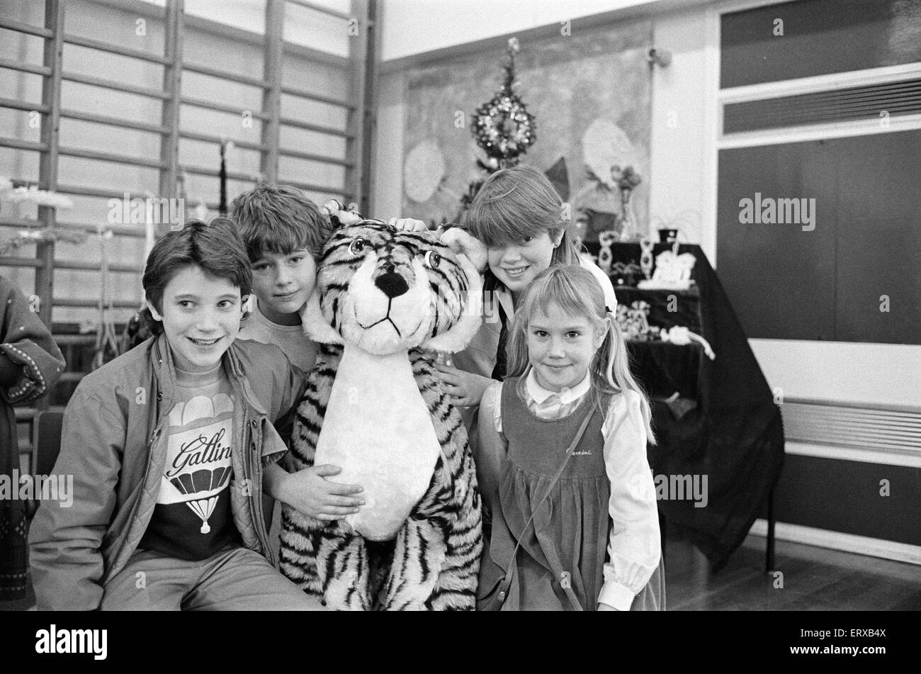 Upperthong Junior und Vorschule Selbsthilfegruppe jährliche Messe, die Kinder mit einem ausgestopften Tiger darstellen. 7. Dezember 1985. Stockfoto