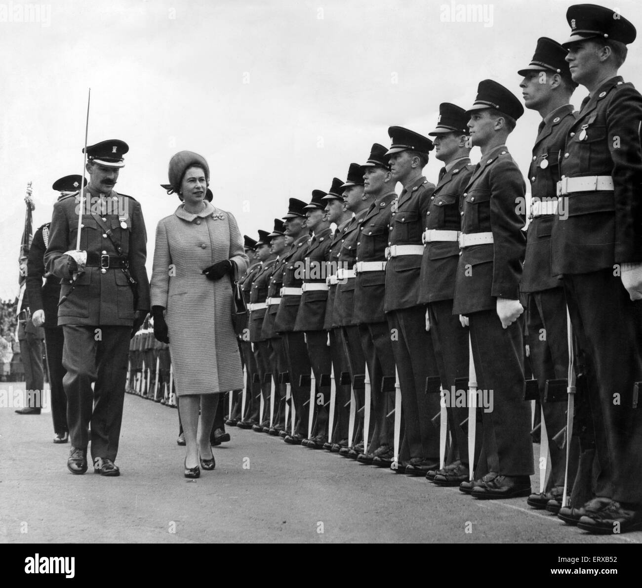 Die Königin, begleitet von Major M Pim, prüft der Guard of Honour des 1. Bataillons der South Wales Grenzbewohnern 24. Regiment nach ihrer Ankunft an der Beachley Seite der Brücke, neu eröffnete Severn Bridge, Wales, 8. September 1966. Stockfoto