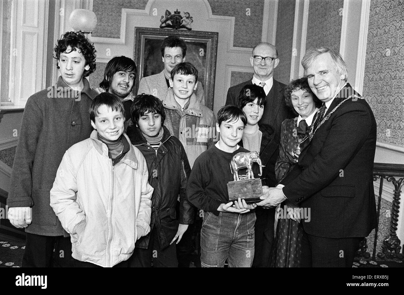 Kirklees Bürgermeister und Bürgermeisterin Stadtrat und Frau Colin Walker geben eine Tour des Rathauses für Schüler aus Longley Schule. 8. Januar 1986. Stockfoto