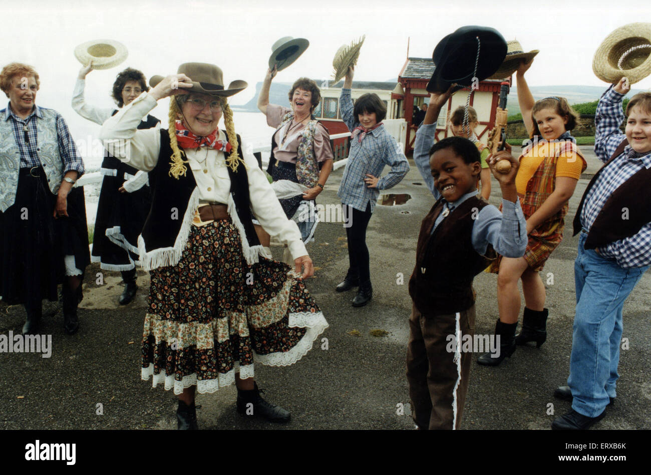 Linedancer "Saltburn Stompers" gehen auf eine Weltlinie Tanz-Datensatz für einen Rekord-Versuch. Wegweisend sind 82 Jahre alte Olive Spours und 7 Jahre alten Ladi Kazeem beider Saltburn. 24. Juli 1997. Stockfoto