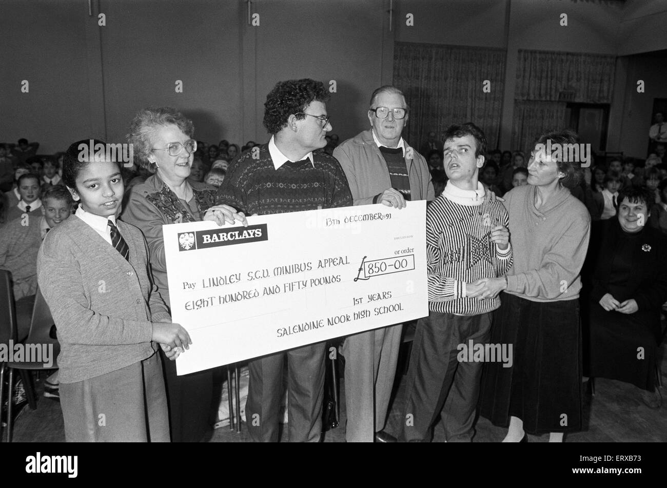 Salendine Nook High School hob £850 in gesponserten Schwimmen für einen Kleinbus Appell von Lindley Special Care Unit. 13. Dezember 1991. Stockfoto
