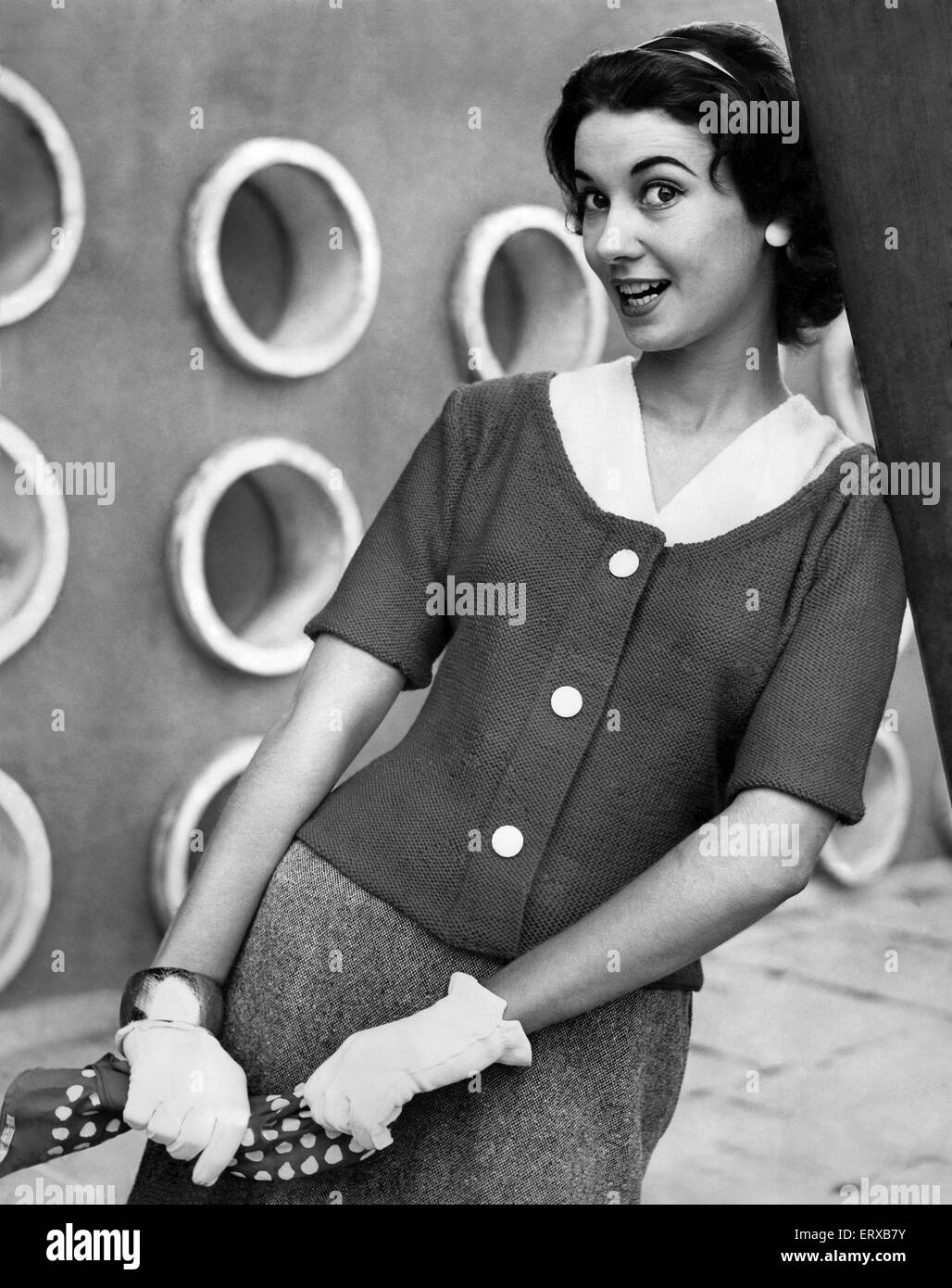 Eine Frau, die Modellierung von Strickwaren. September 1956 Stockfoto