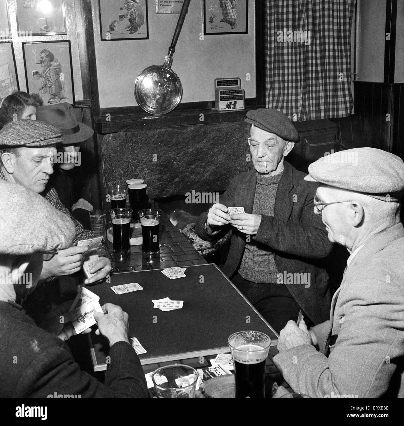 Männer, die ein Spiel des Nap in "The Sloop", Rückseite Lane, älteste Gastwirtschaft St. Ives, Cornwall. 15. Februar 1954. Stockfoto