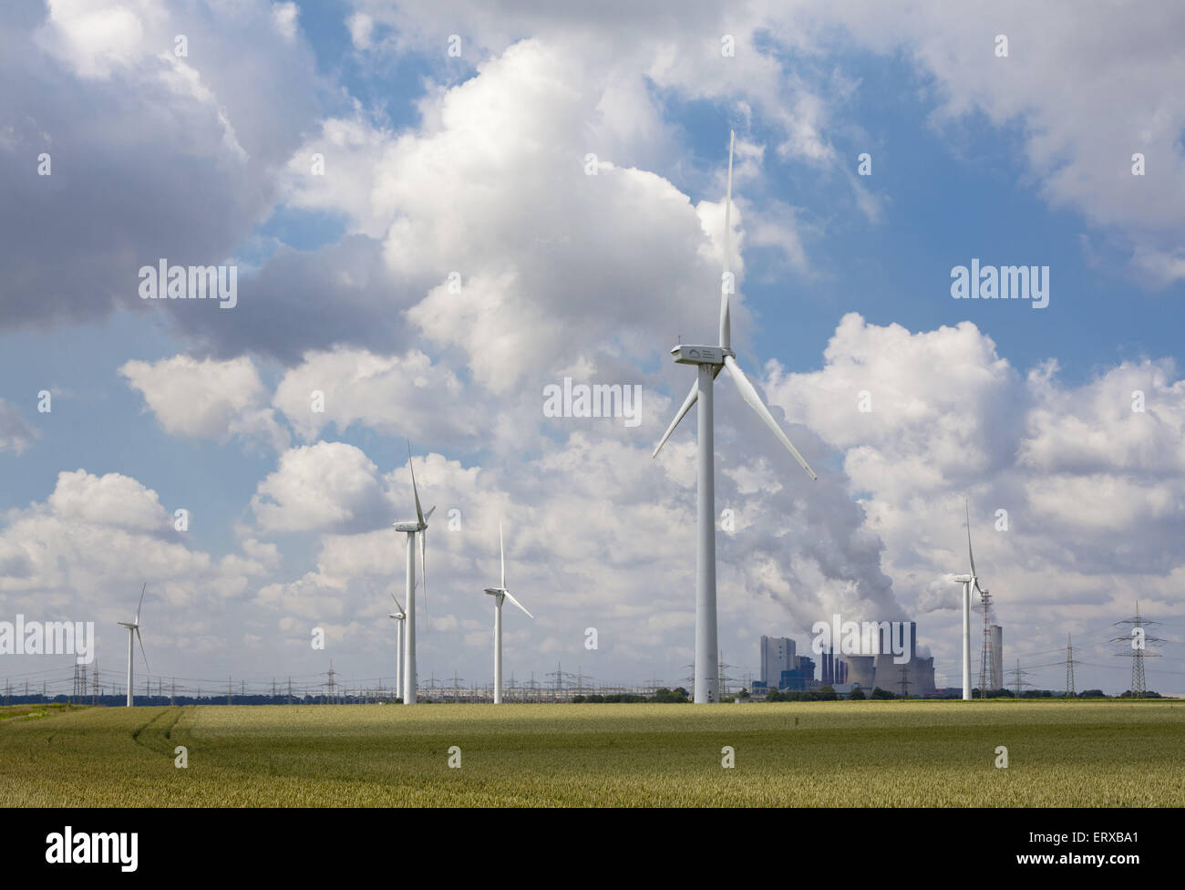 Europa, Deutschland, North Rhine-Westphalia, Windkraftwerke in der Nähe von Bergheim, im Hintergrund das Braunkohle-Kraftwerk Niedera Stockfoto