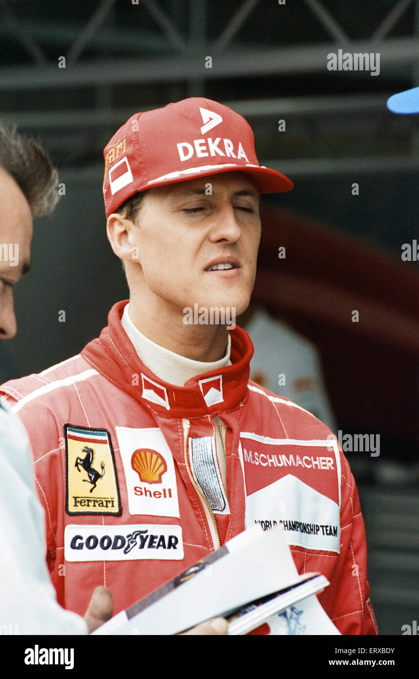 Michael Schumacher geboren 3. Januar 1969 ist ein ehemaliger deutscher Rennfahrer. Schumacher ist eine siebenfache Formel-1-Weltmeister und gilt weithin als eines der größten F1-Fahrer aller Zeiten. Er hält viele Formel-1 Fahrer Aufzeichnungen, einschließlich die meisten Meisterschaften Rennsiege schnellste Rennrunden-Positionen Pole und die meisten Rennen in einer Saison - 13 im Jahr 2004 gewann. Im Jahr 2002 wurde er der einzige Fahrer in der Formel1 Geschichte, in die Top drei in jedem Rennen der Saison zu beenden und dann auch brach der Rekord für die meisten aufeinander folgenden Podium endet. Laut der offiziellen Formel-1-Website ist er Stockfoto