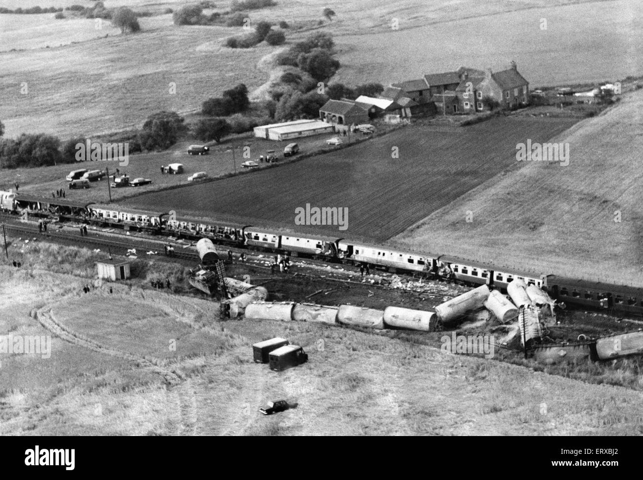 Topcliffe, Thirsk Zugunglück. Luftaufnahme von 12,00 Schnellzug von Kings Cross nach Edinburgh das Tempo mit den Trümmern ein entgleister Güterzug kollidierte um 15:17 an diesem Tag. Sieben Menschen wurden getötet und 45 verletzt, 15 ernst.  31. Juli 1967 Stockfoto