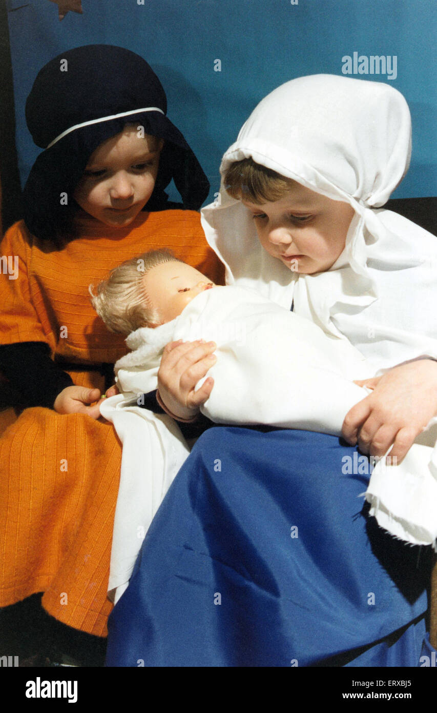 3-Year-Olds James Newman und und Anna Davies mit dem Jesuskind in der Grundschule St. George, Wallasey. 15. Dezember 1993. Stockfoto
