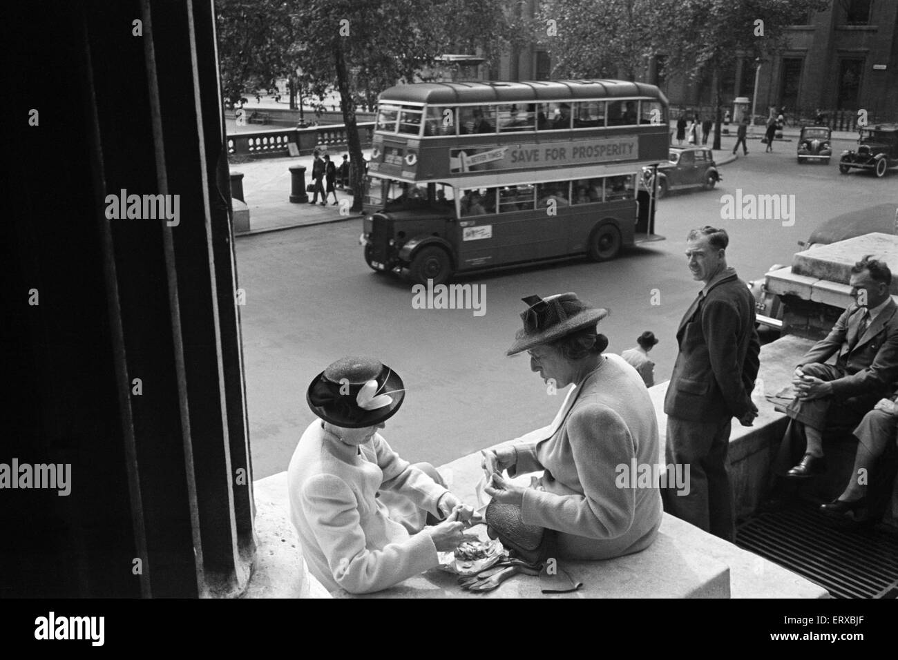 Damen Essen ihr Lunchpaket am Trafalgar Square in London, 26. August 1946. Stockfoto