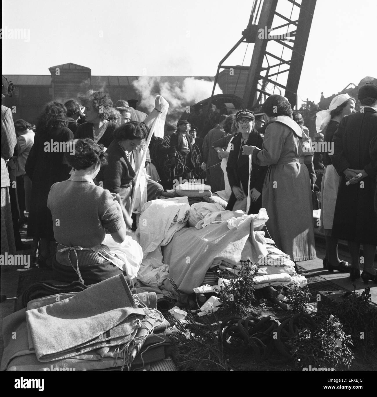 Die Egge und Wealdstone Schiene Abbruch war eine drei Zug-Kollision an der Egge und Wealdstone Station in London, um 08:19 am 8. Oktober 1952. Ein d-Zug von Perth, Schottland kollidierte mit Geschwindigkeit in den hinteren Teil der Tring, Euston Dienstleistung Personenzug, die am Bahnhof stehen geblieben; innerhalb von ein paar Sekunden diese Kollision stürzte der Euston Liverpool-Expresszug mit Geschwindigkeit in die entgegengesetzte Richtung, in der Perth-Zug-Lokomotive. Es waren die schlimmsten Friedenszeiten Schiene Abbruch im Vereinigten Königreich es 112 Todesfälle. Stockfoto