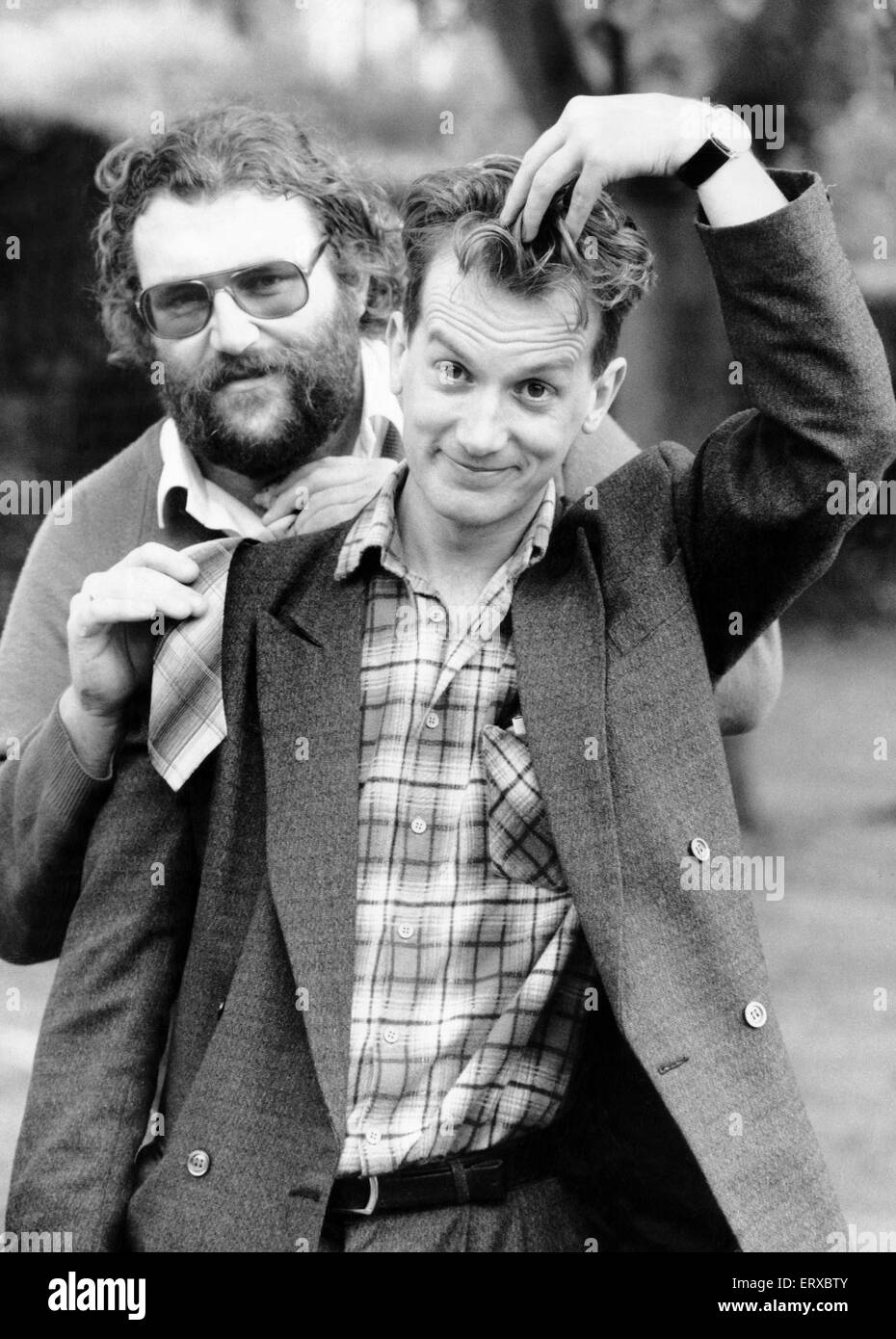 Frank Skinner aka Graham Christopher Collins mit Malcolm Bailey (Leiter des Dramas in Halesowen), sind sie eine geschäftliche Partnerschaft. Zum Zeitpunkt dieses Bildes war Frank Skinner Teilzeit Englisch Dozent an Halesowen und tun auch Komödie. 11. Oktober 1989 Stockfoto