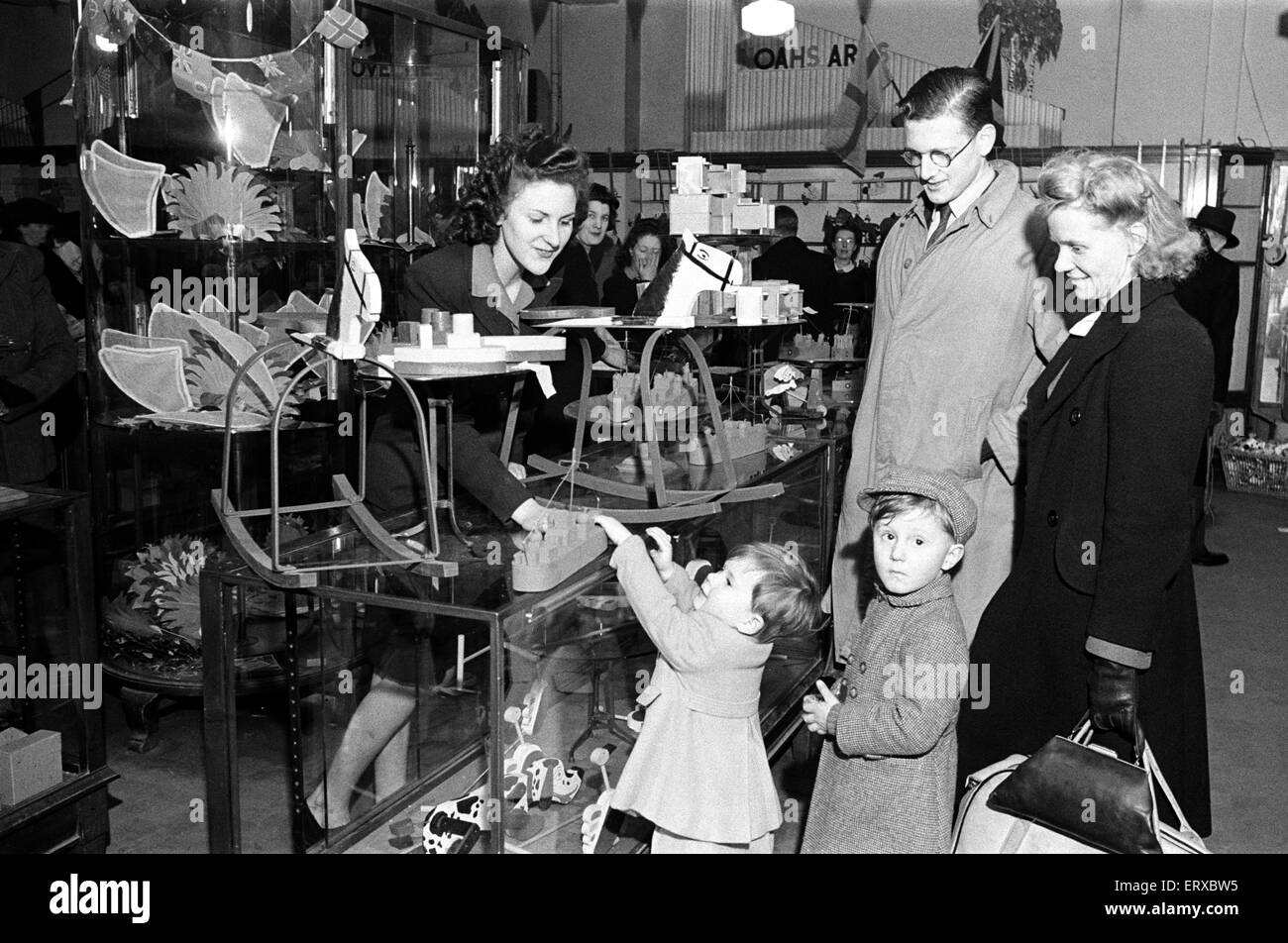 Hamleys, Regent Street, Weihnachts-Einkäufer finden leere Regale und ein paar teure schlechte Qualitätsspielzeug. Dezember 1946 Stockfoto