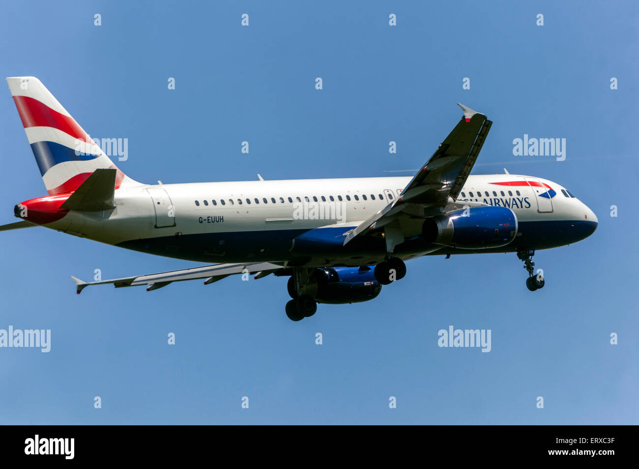 Airbus A320 von British Airways auf landeanflug Prag, Tschechische Republik Stockfoto