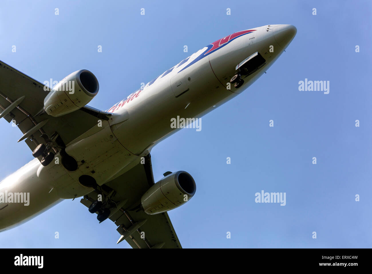 Boeing 737 von Travel Service betrieben auf landeanflug Prag, Tschechische Republik Stockfoto