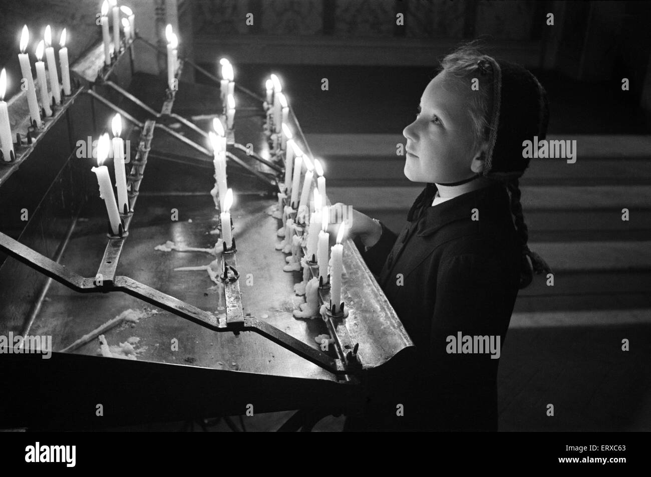 Ein junges Mädchen Blick auf Kerzen in der Westminster Cathedral, London, Oktober 1946. Stockfoto