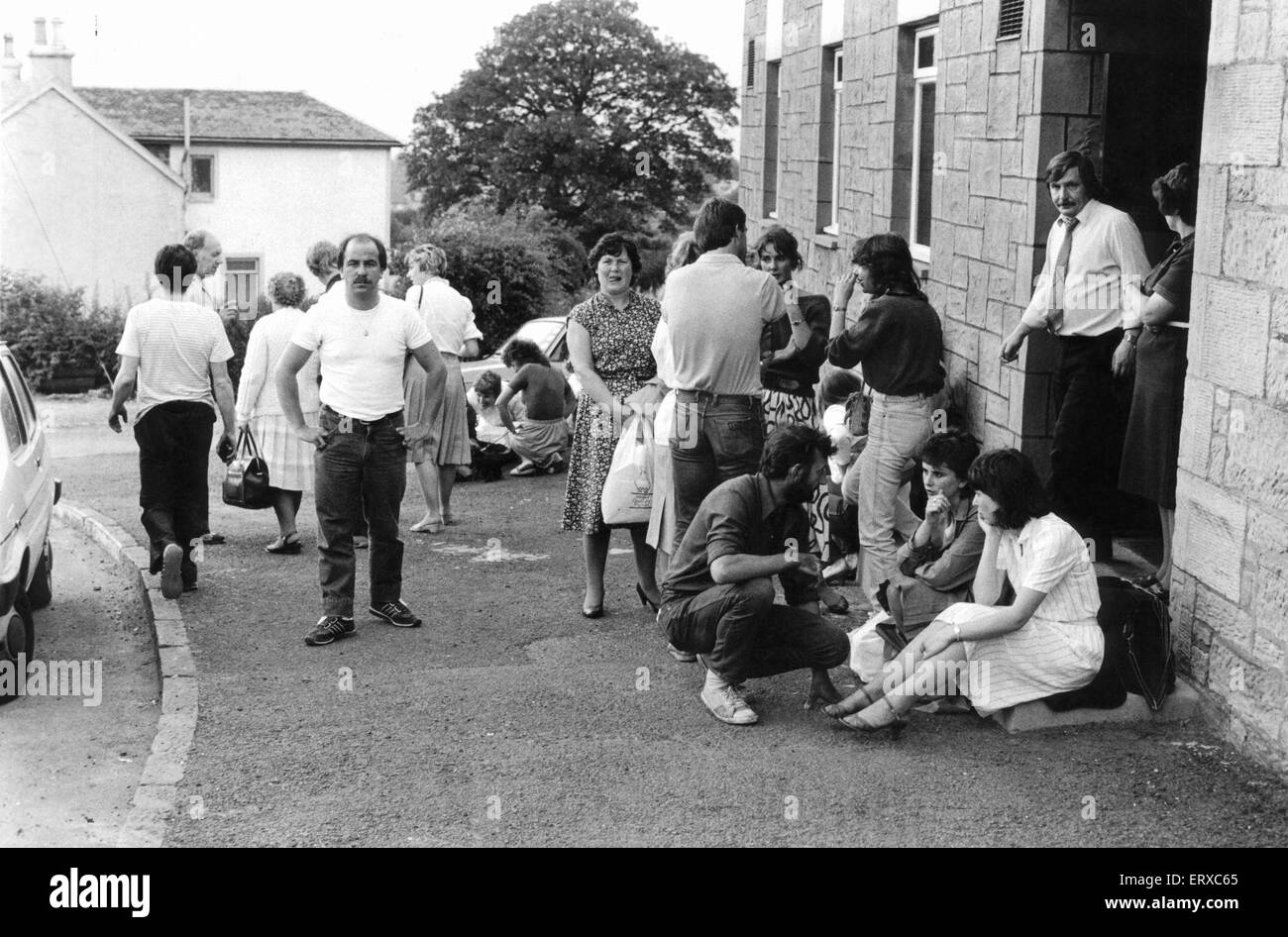 Polmont Zugunglück: auf Montag, 30. Juli 1984 ein westwärts Schnellzug der 17:30 von Edinburgh Waverley, Glasgow Queen Street Service.  Nach dem passieren der Kreuzung für Stirling des Lokführers John Tennant entdeckt eine Kuh auf der Linie beim Schneiden auf dem Ansatz zu Falkirk High Station und angewendet die Notbremse. Der Zug konnte nicht rechtzeitig schlagen die Erwachsenen Ayrshire Kuh beendet werden. Die Auswirkungen verursacht den ganzen Zug entgleisen. Die Verluste waren vor allem in den zwei führenden Wagen und die meisten Todesfälle wurden durch Passagiere, durch Windows ausgeworfen oder von anderen Personen oder Gegenständen getroffen Stockfoto