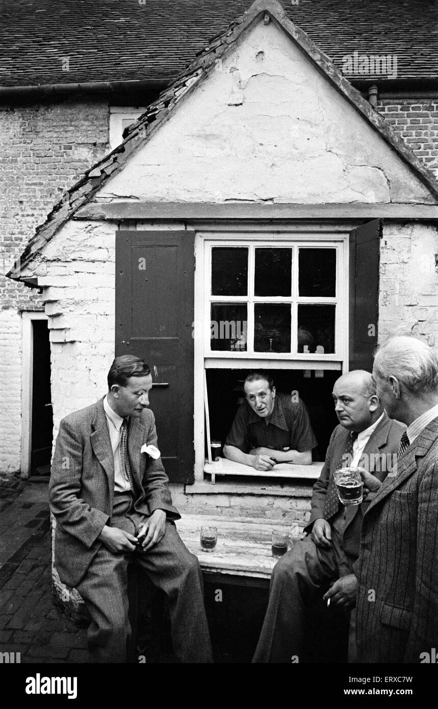 Eine Gruppe von Männern eine Partie Bat und Falle in einem Pub in Kent. Fledermaus und Trap ist ein englisches Pub Schläger und Ball-Spiel. Es ist immer noch in Kent, und gelegentlich in Brighton gespielt. August 1947. Stockfoto