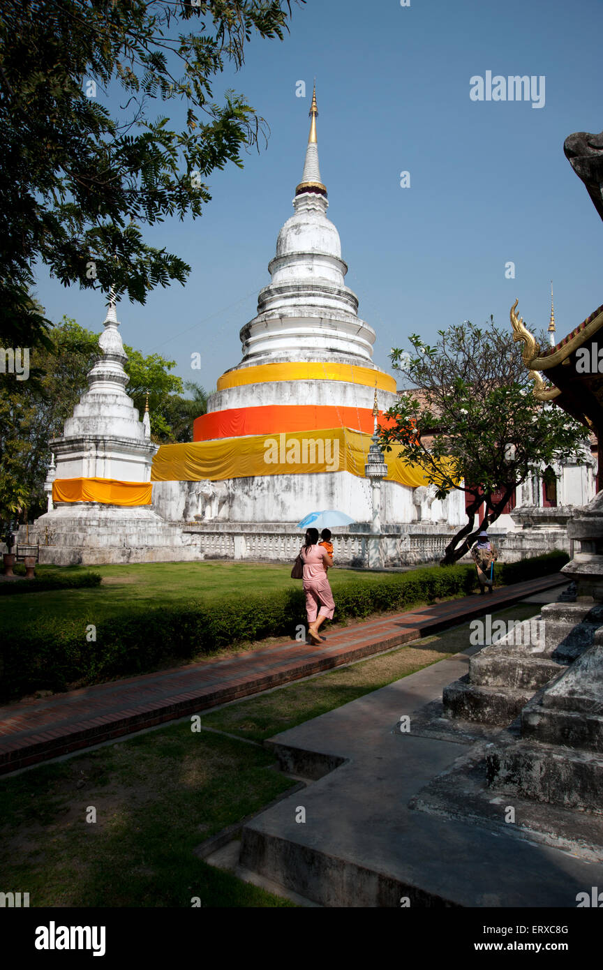 White Stone Temple Stupa in Chiang Mai Thailand eingewickelt in Safran und roten Roben Stockfoto