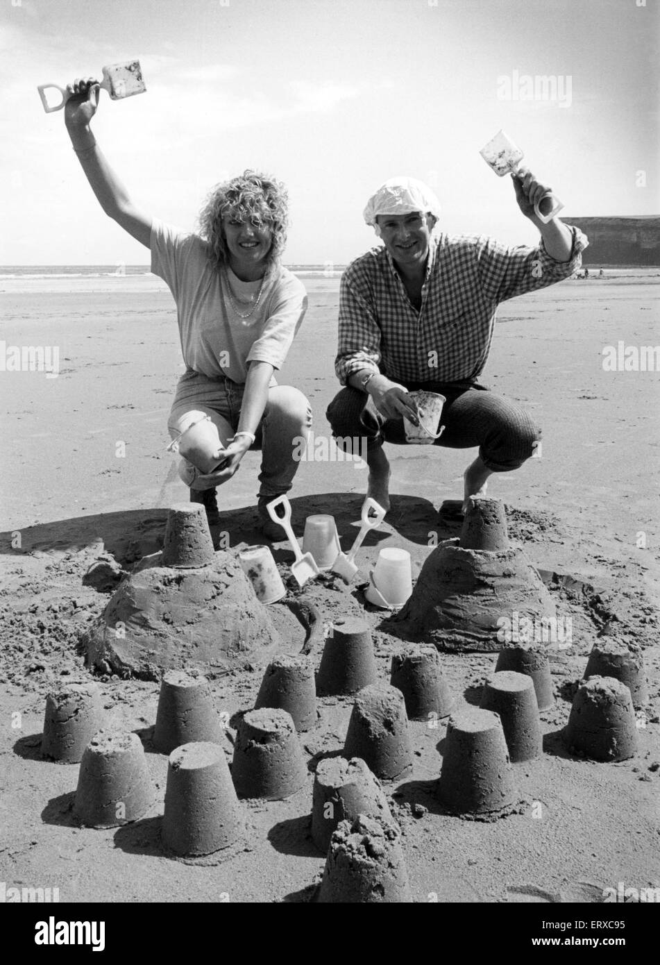 Chris Bird und Carole Smithson steigen in einigen der Praxis an den Sandkasten bauen für den Saltburn Festival Wettbewerb. 6. Juli 1988. Stockfoto