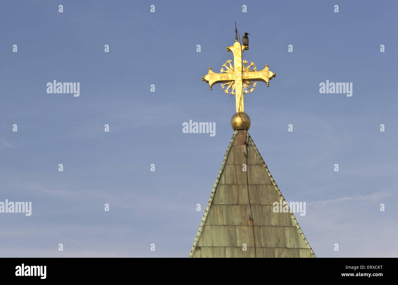 Rabe auf goldene Kreuz auf der Kirche über sky Stockfoto