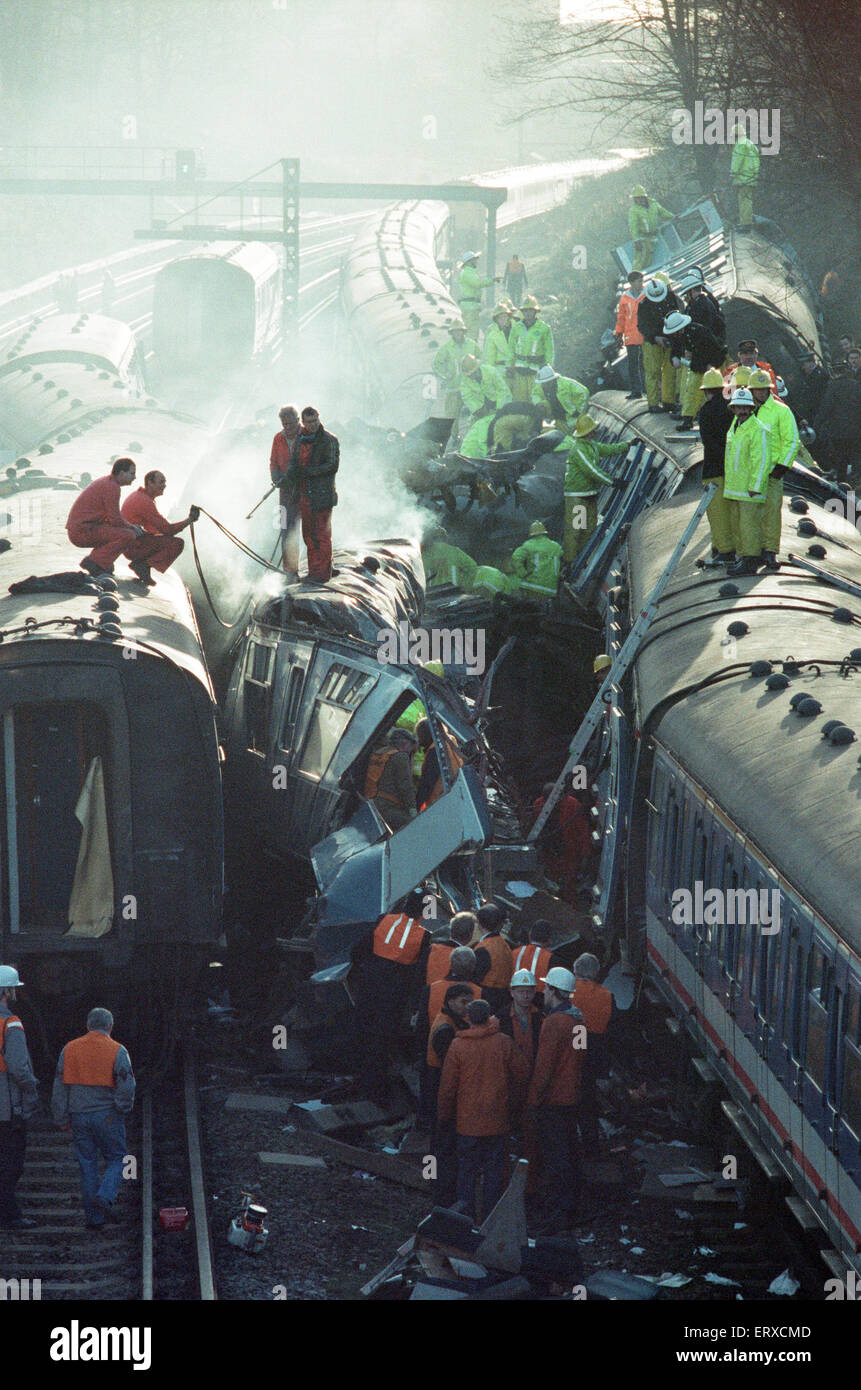 Clapham Zugunglück am 12. Dezember 1988 die 07:18 von Basingstoke nach London Waterloo näherte Clapham Junction, wenn der Fahrer das Signal sah vor ihm fahren Sie Änderung von Grün mit roten Gefahr. Nicht in der Lage zu stoppen an der Ampel er hielt seinen Zug an der nächsten Ampel und dann berichtet, das Stellwerk per Telefon. Er wurde gesagt, es war nichts falsch mit dem Signal. An dieser Stelle kollidierte der folgende Zug mit der Basingstoke Zug. Ein Dritter Zug die keine Passagiere fuhr auf der benachbarten Linie in die andere Richtung und drücken Sie das Wrack. Der Lokführer eines vierten ausrollen Stockfoto