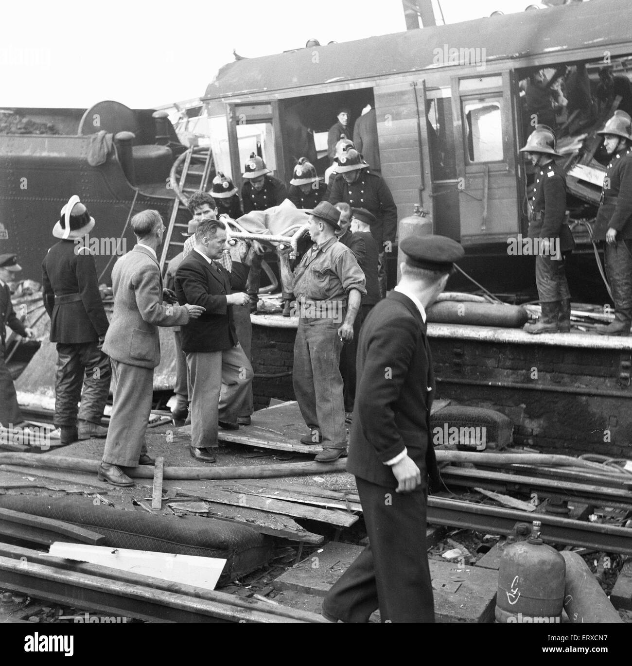 Die Egge und Wealdstone Schiene Abbruch war eine drei Zug-Kollision an der Egge und Wealdstone Station in London, um 08:19 am 8. Oktober 1952. Ein d-Zug von Perth, Schottland kollidierte mit Geschwindigkeit in den hinteren Teil der Tring, Euston Dienstleistung Personenzug, die am Bahnhof stehen geblieben; innerhalb von ein paar Sekunden diese Kollision stürzte der Euston Liverpool-Expresszug mit Geschwindigkeit in die entgegengesetzte Richtung, in der Perth-Zug-Lokomotive. Es waren die schlimmsten Friedenszeiten Schiene Abbruch im Vereinigten Königreich es 112 Todesfälle. Stockfoto