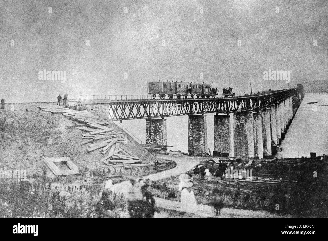 Die erste Durchquerung der ursprünglichen Tay Schiene Brücke 1. Juni 1878. Die Brücke war für weniger als zwei Jahren stehen. In der Nacht des 28. Dezember 1879 an 19:15 die Brücke nach seiner zentralen Spannweiten während Winter Sturm wich zusammengebrochen. Ein Zug mit sechs Wagen mit 75 Passagieren und Besatzung, die zum Zeitpunkt des Einsturzes überqueren stürzte in den Fluss Tay. Alle fünfundsiebzig gingen verloren.  Die Anfrage nach dem Zusammenbruch ergab, dass die Brücke für Windlasten bei starkem Wind nicht möglich war. Bei ein Sturm auf Kraft geschätzt hatte zehn oder elf nach unten die Mündung des Tay an geblasen Stockfoto