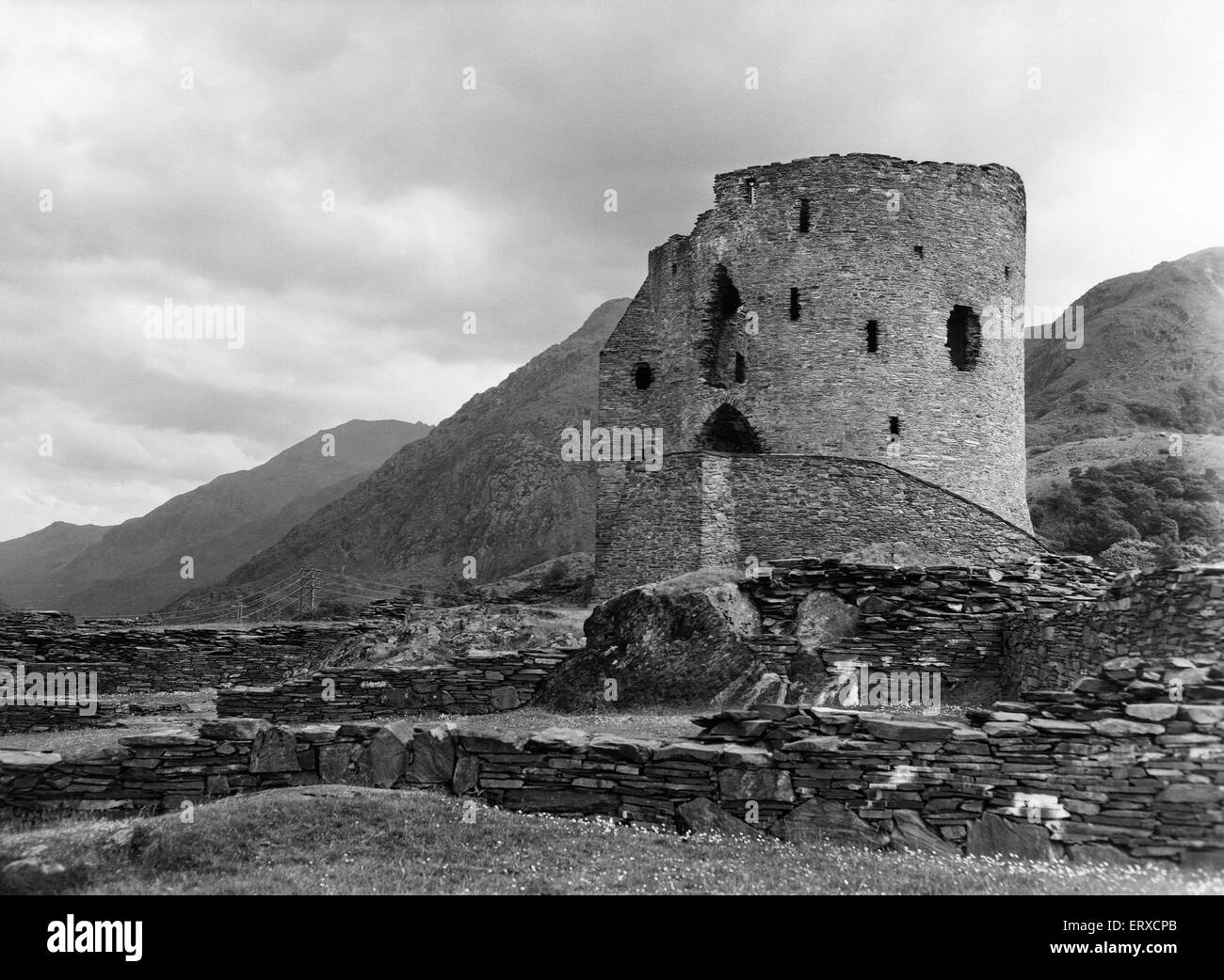 Dolbadarn Burg, gelegen am Fuße des Llanberis Pass, in Nord-Wales, Gwynedd, 5. August 1959. Stockfoto