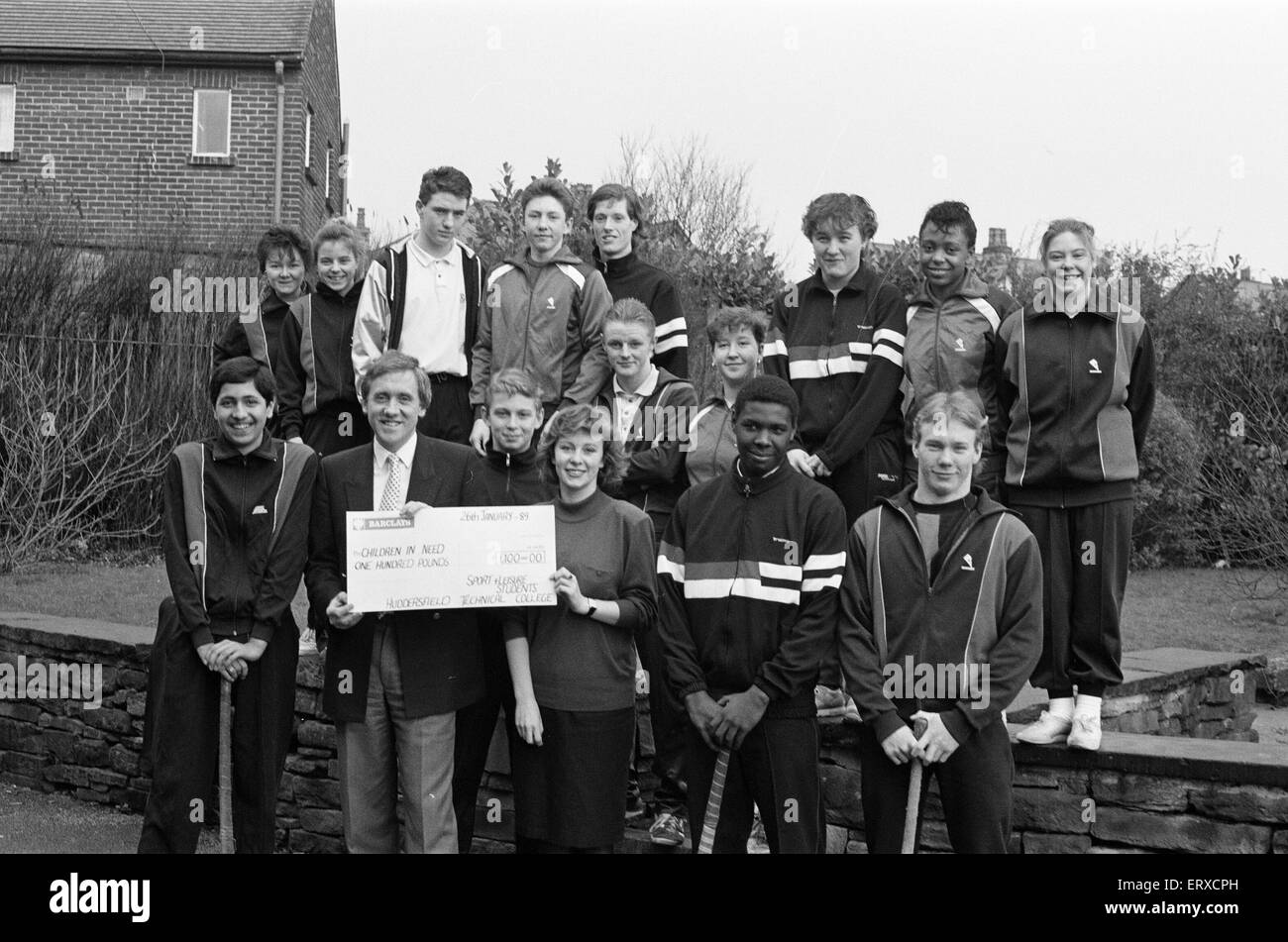 Harry Gration in Leeds Straße Sportplätze, einen Scheck für Kinder in Not, von ersten Jahr Stadt und Gilden Erholung und Freizeitindustrie erhalten natürlich Studenten aus Huddersfield Technical College, 26. Januar 1989. Stockfoto