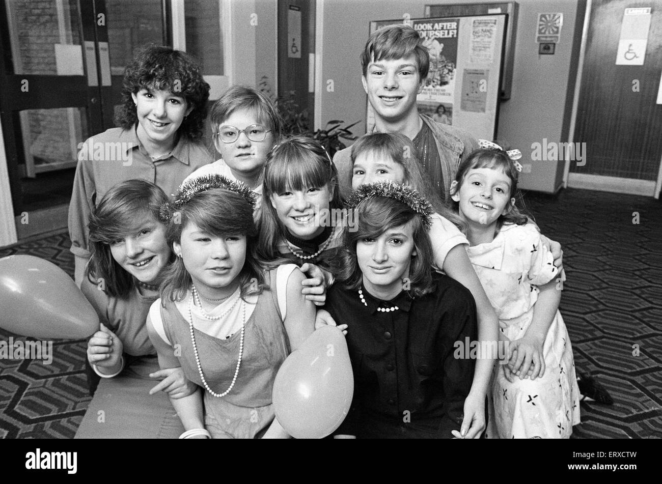 Junge Förster, unabhängige Reihenfolge der Förster Christmas party im Freizeitzentrum Colne Valley. 9. Dezember 1985. Stockfoto