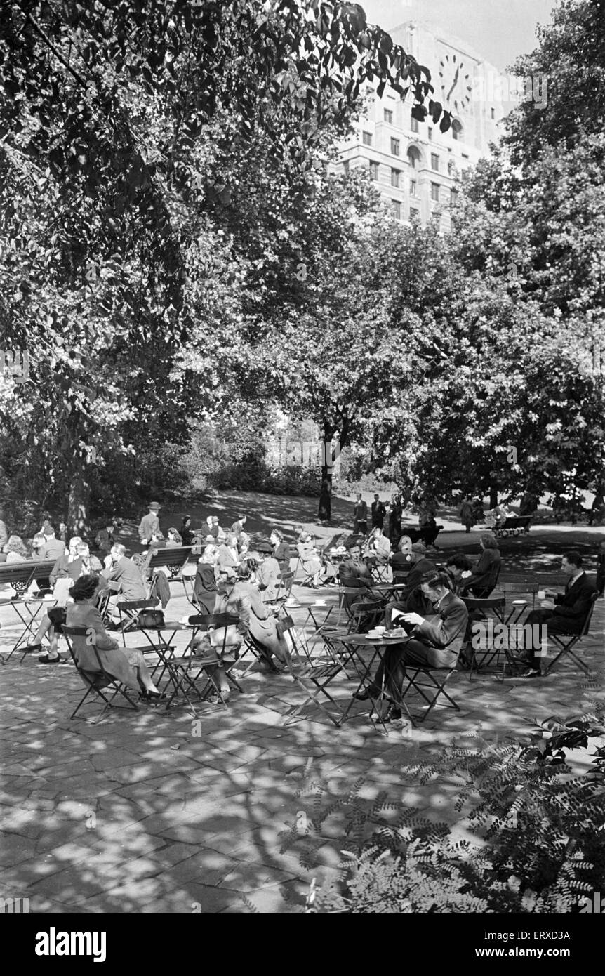 Menschen, die genießen Nachmittagstee in Victoria Gardens auf dem Damm, London, 26. August 1946. Stockfoto