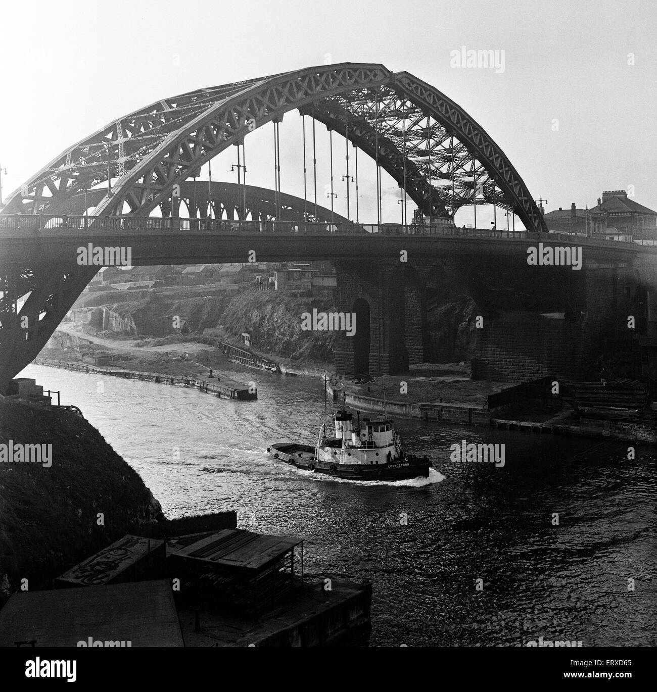 Die Wearmouth-Brücke über den Fluss zu tragen. Sunderland, Tyne and Wear.  28. April 1954. Stockfoto