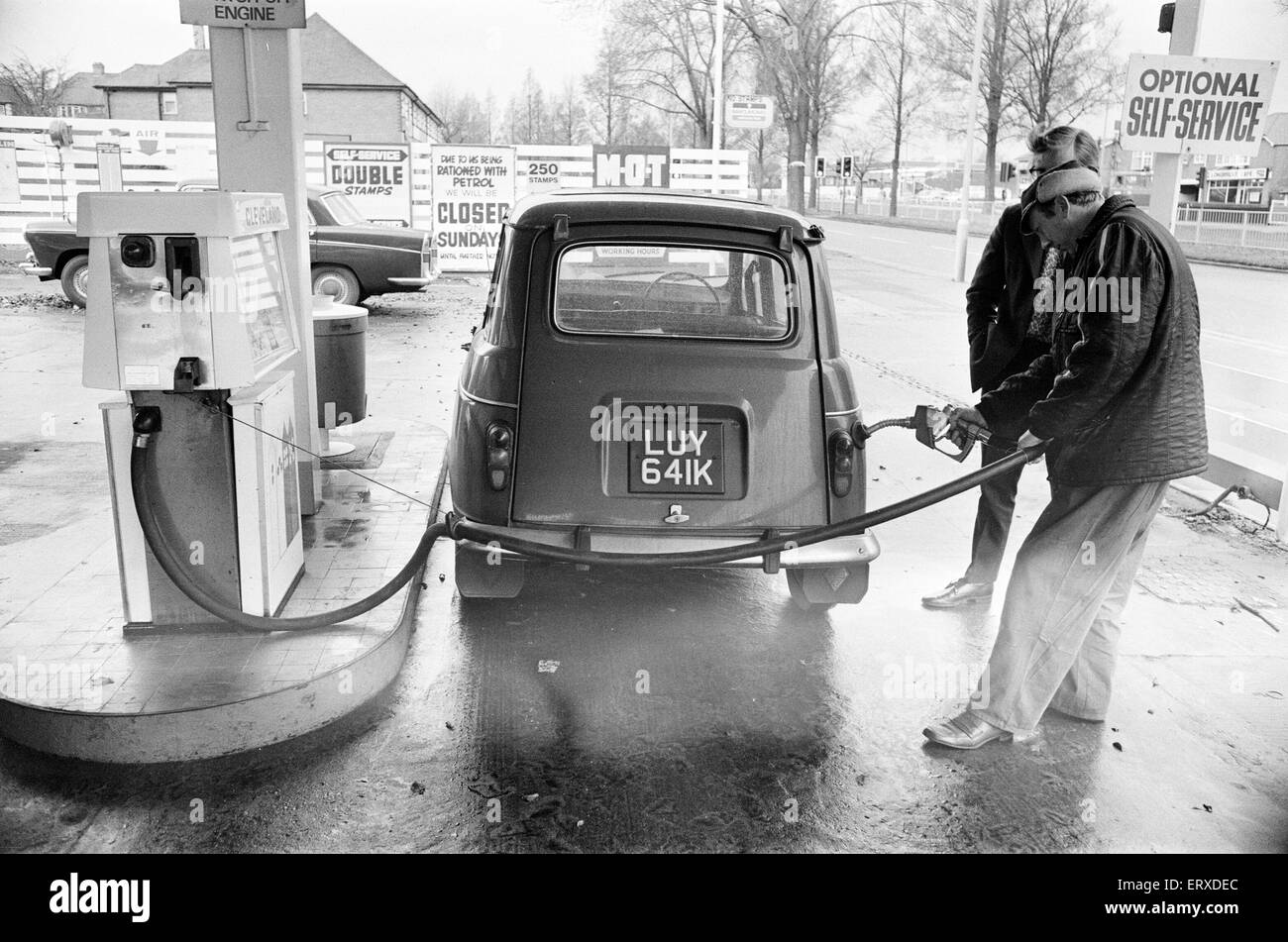 Brennstoff rationieren, Kunden beschränkt sich auf zwei Gallonen, Bearwood, Birmingham, Dienstag, 4. Dezember 1973. Stockfoto