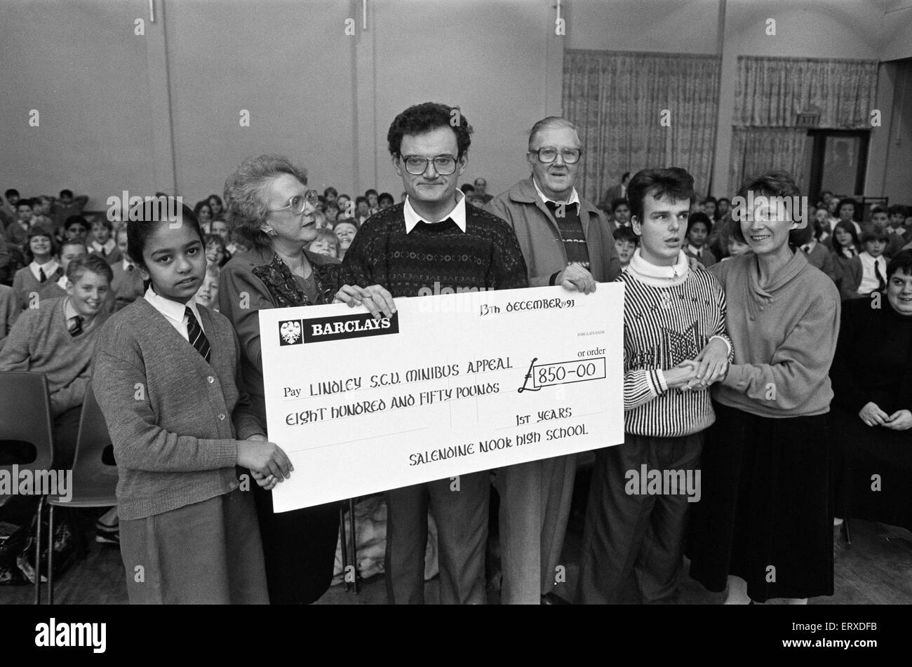 Salendine Nook High School hob £850 in gesponserten Schwimmen für einen Kleinbus Appell von Lindley Special Care Unit. 13. Dezember 1991. Stockfoto