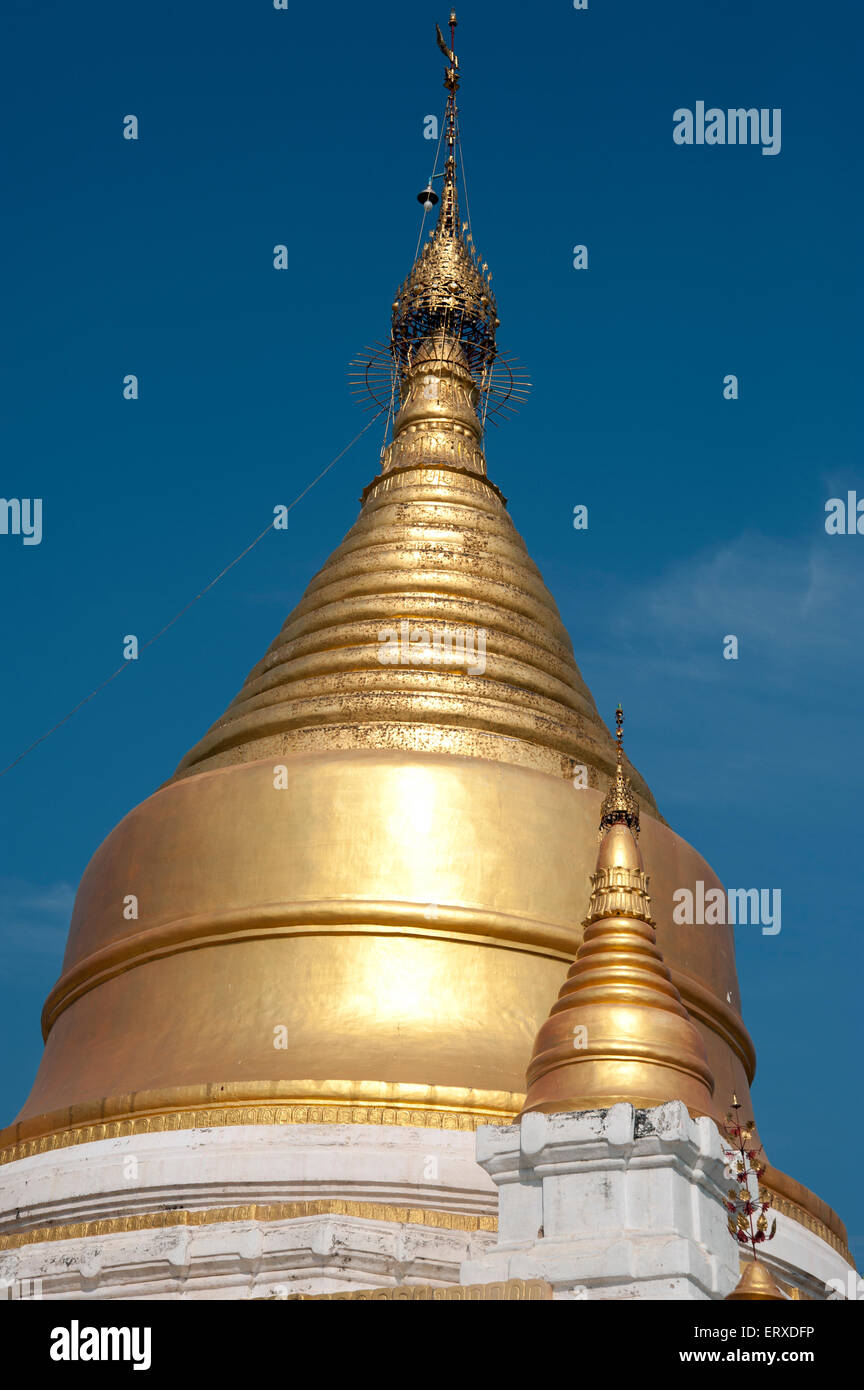 Zwei Goldene Tempel Chedis zeigen in Richtung des blauen Himmels in Inwa in der Nähe von Mandalay Myanmar Stockfoto