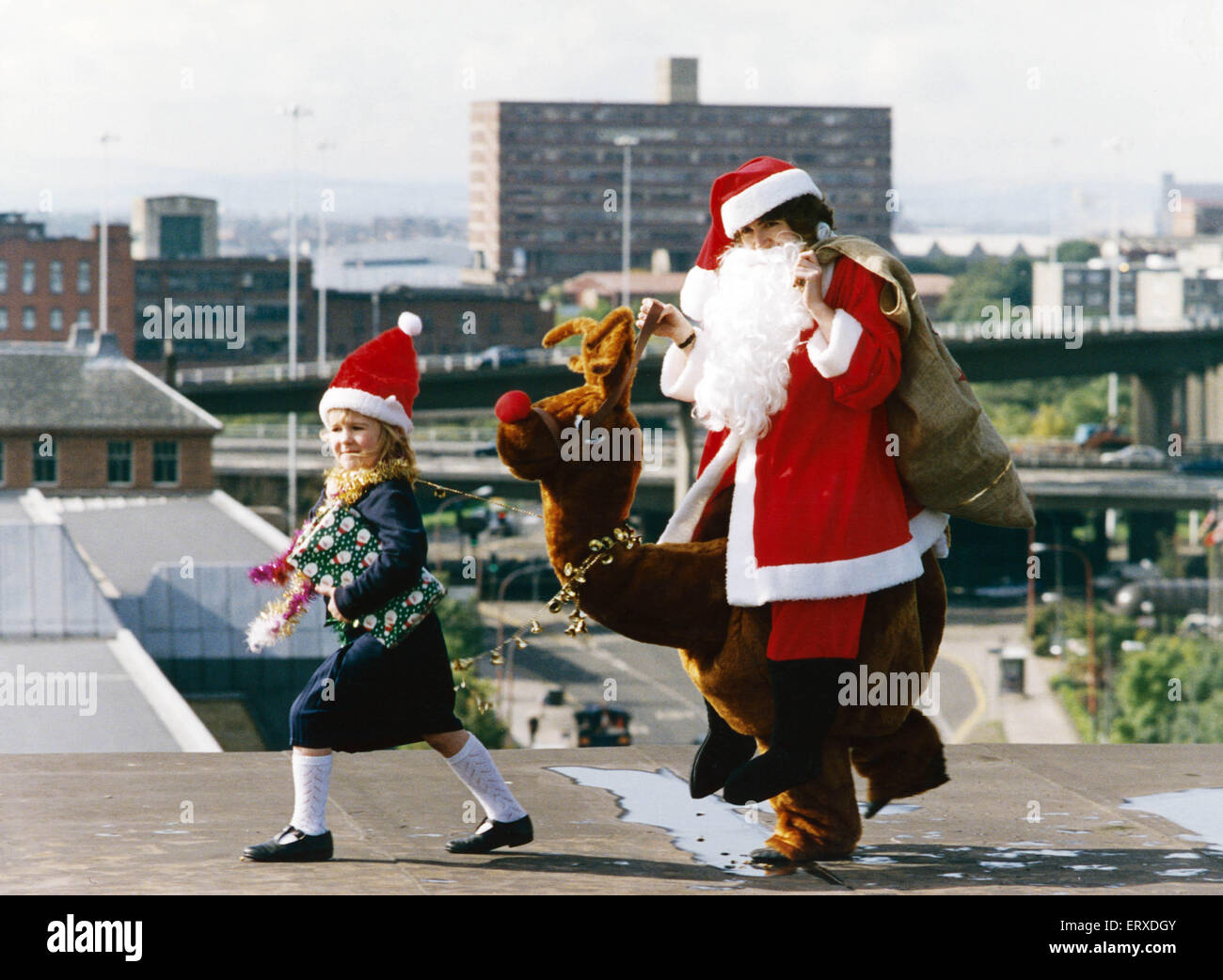 Fünf Jahre alten Holly Taylor einfach nicht Weihnachten warten und ist Santa in früh die Mitnahme Carrick in Argyll Street, Glasgow. 21. September 1992 Stockfoto